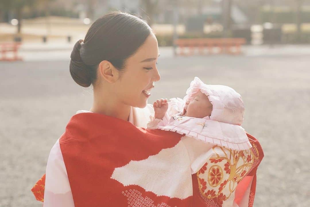 酒井麻里（Juri）のインスタグラム：「先日のお宮参り 娘の健康を願って。  すくすく元気に大きくなってね♡  #平安神宮 #お宮参り」
