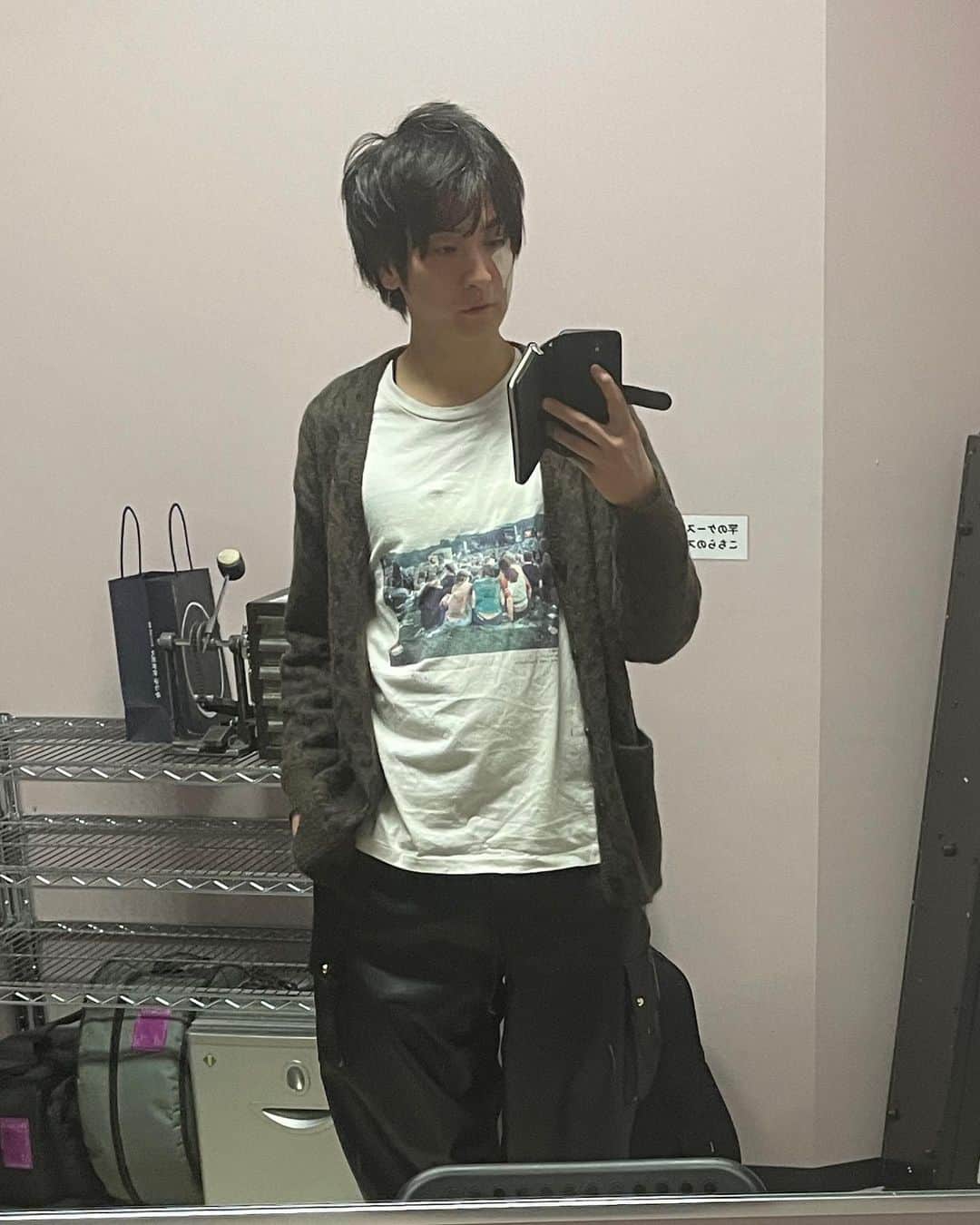 桂あおばのインスタグラム：「上の服は西明石で「hommage」という古着屋やってる後輩のオリジナル商品  パンツは地元の友達がやってるブランド  「SUÉSADA」  ほんま激渋。みんなに伝わったらな  俺がキムタクかコムドットやったらな  いやほんまカッコいいねん！！写真と俺じゃ分かりにくい！！  サンタさん影響力下さい！  #サンタさん！ #影響力って靴下に入る？ #hommage #suesada  #suésada  #オシャレ #ファッション好きな人と繋がりたい  #もうキムタクと繋がりたい #コムドット #キムタク #」