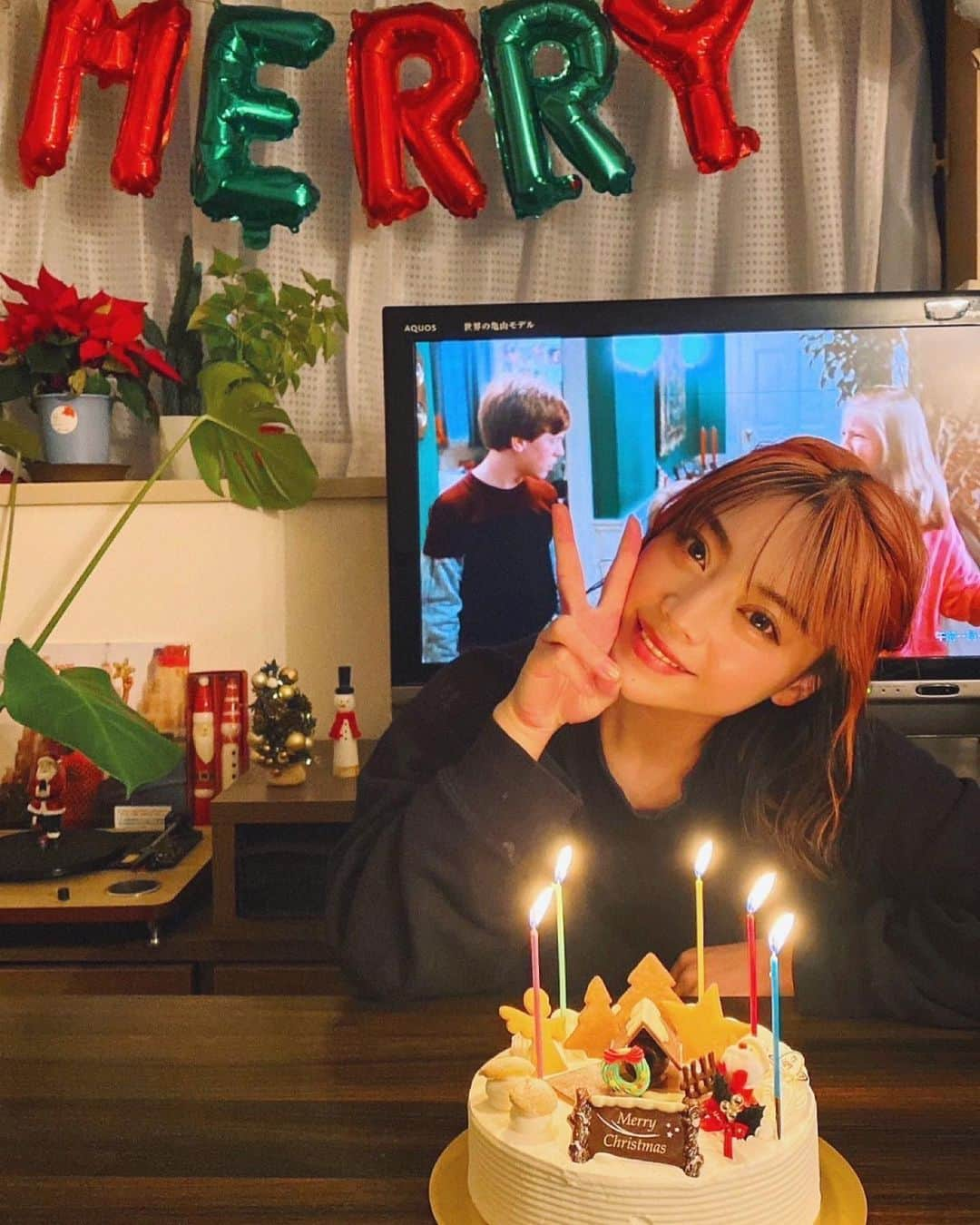 石川あんなのインスタグラム：「ホームアローン🎬  クリスマスケーキ食べながら🥳 1.2一気見したね NY行きたくなったね  #xmas #クリスマスケーキ #ホームアローン #映画 #クリスマス映画」