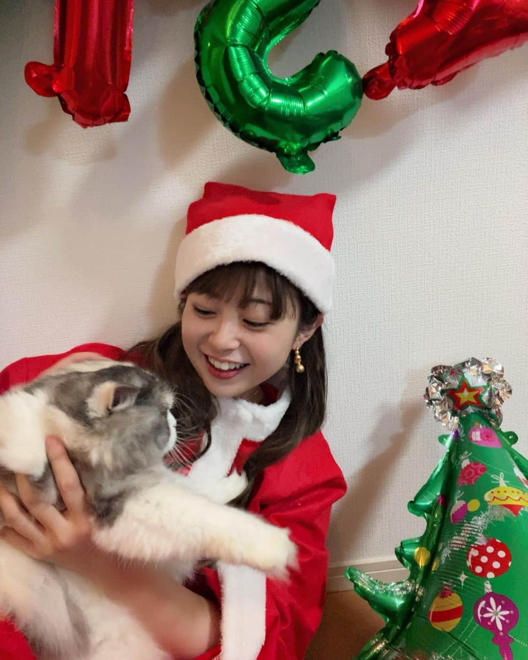 望月瑠菜さんのインスタグラム写真 - (望月瑠菜Instagram)「Merry Xmas！🎄✨  @miina_yamakawa  のお家で 今年はクリスマスパーティー！  ミアに皆んな娘のように接してて 面白かった笑 スタジオアリスみたいな 撮影風景笑」12月25日 12時56分 - runa_morikawa