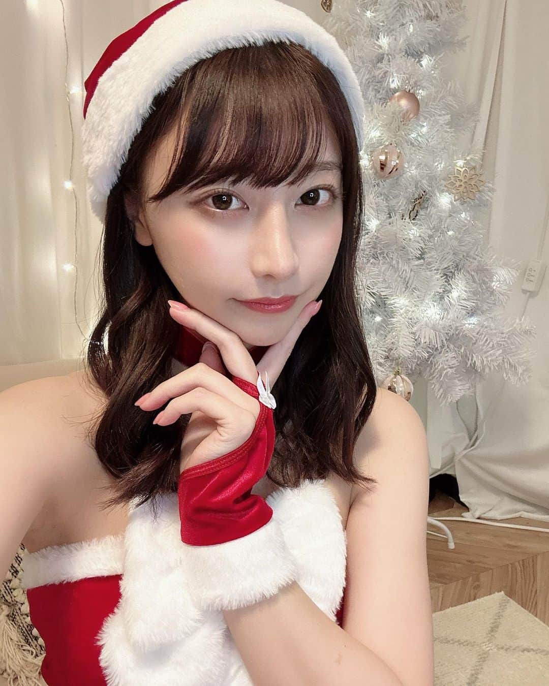 鈴木優香さんのインスタグラム写真 - (鈴木優香Instagram)「Merry Xmas🎄🤍 みなさんはどんな1日をすごしてますか？💭✨  #クリスマス #サンタコス #コスプレ」12月25日 12時57分 - yuuka_chan815