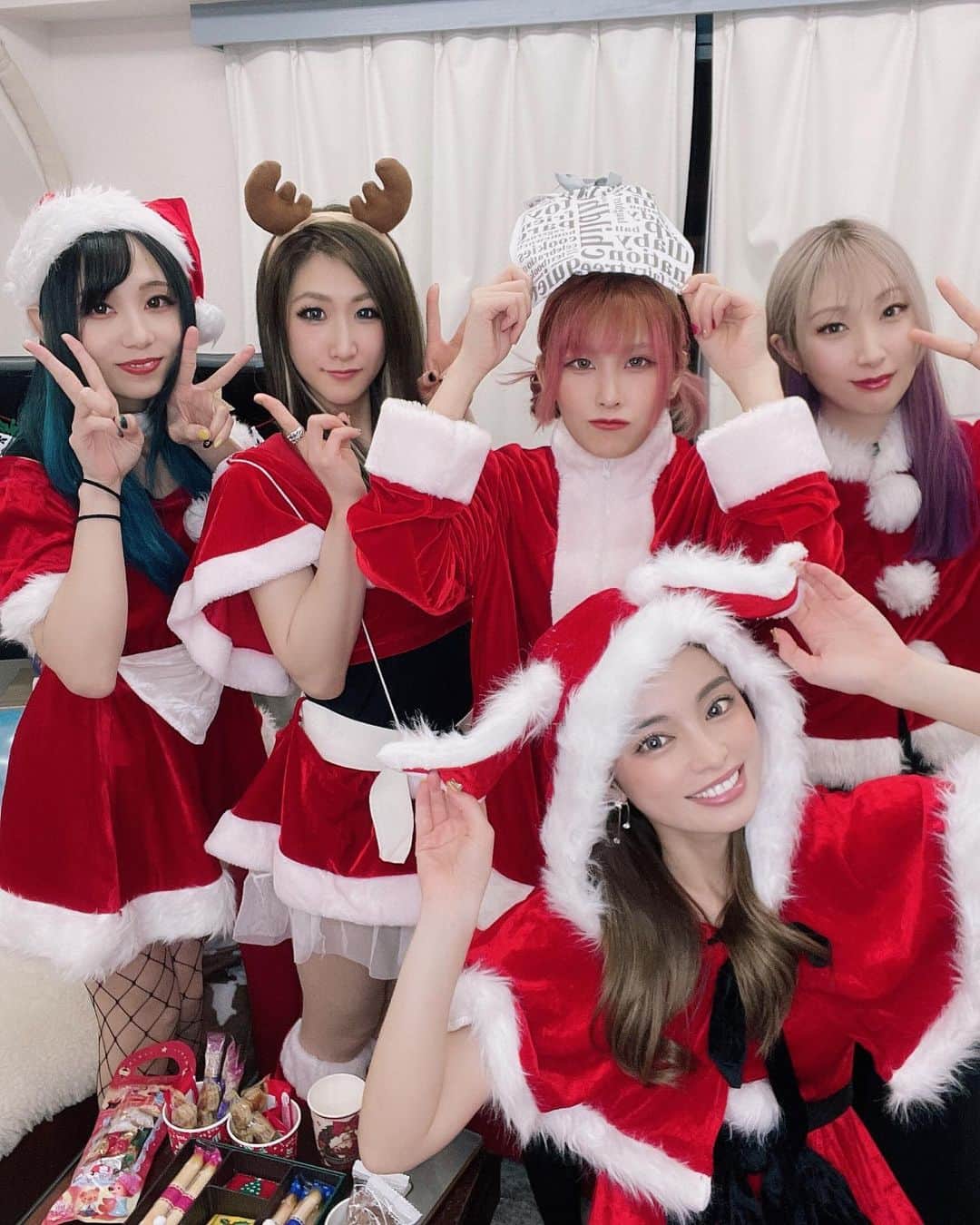 のインスタグラム：「❄⛄️*°🤍𝙼𝚎𝚛𝚛𝚢 𝙲𝚑𝚛𝚒𝚜𝚝𝚖𝚊🎅🏻🎁 昨日は #PARADOXXと過ごすクリスマスパーティー 生放送ありがとうございました！ ハプニングだらけで激ヤバだったwww . . . 🥁PARADOXXスケジュール🥁  ◾️12/29(木) 会場：青山RizM Risky Melody Pre.「THANX 2022」 ⏰OPEN 12:00/START 12:30 PARADOXXは16:00〜出演予定です 配信LIVEあり ⁡ ◾️12月29日 PARADOXX 「Keep my temper -Music Video-」 DVD発売！ ⁡ ◾️1/28(土) 会場：柏ThumbUp 「クレイジー★フェストRISINGTOUR'23 千葉編DAY① 」  ◾️2/12(日) 会場：目黒LIVE STATION ✨「PARADOXX 結成2周年 ＆ 3rd SingleCD発売記念EVENT ～ Until today ＆ from tomorrow ～」✨ ⁡ ◾️2月 PARADOXX 3rd Single『Day's eye』 発売決定！  ◾️4/22(土) 会場：浜松窓枠(静岡県） ⁡ @paradoxx_official_  PARADOXXオフィシャルサイトをご覧下さい✌️ . . #クリスマス #クリスマスイブ #Xmas #christmas #xmasparty #xmaspresent #christmasparty #PARADOXX #santaclaus #クリスマスパーティー #クリスマスプレゼント #サンタコス #サンタコスプレ #ガールズバンド #girlsband」