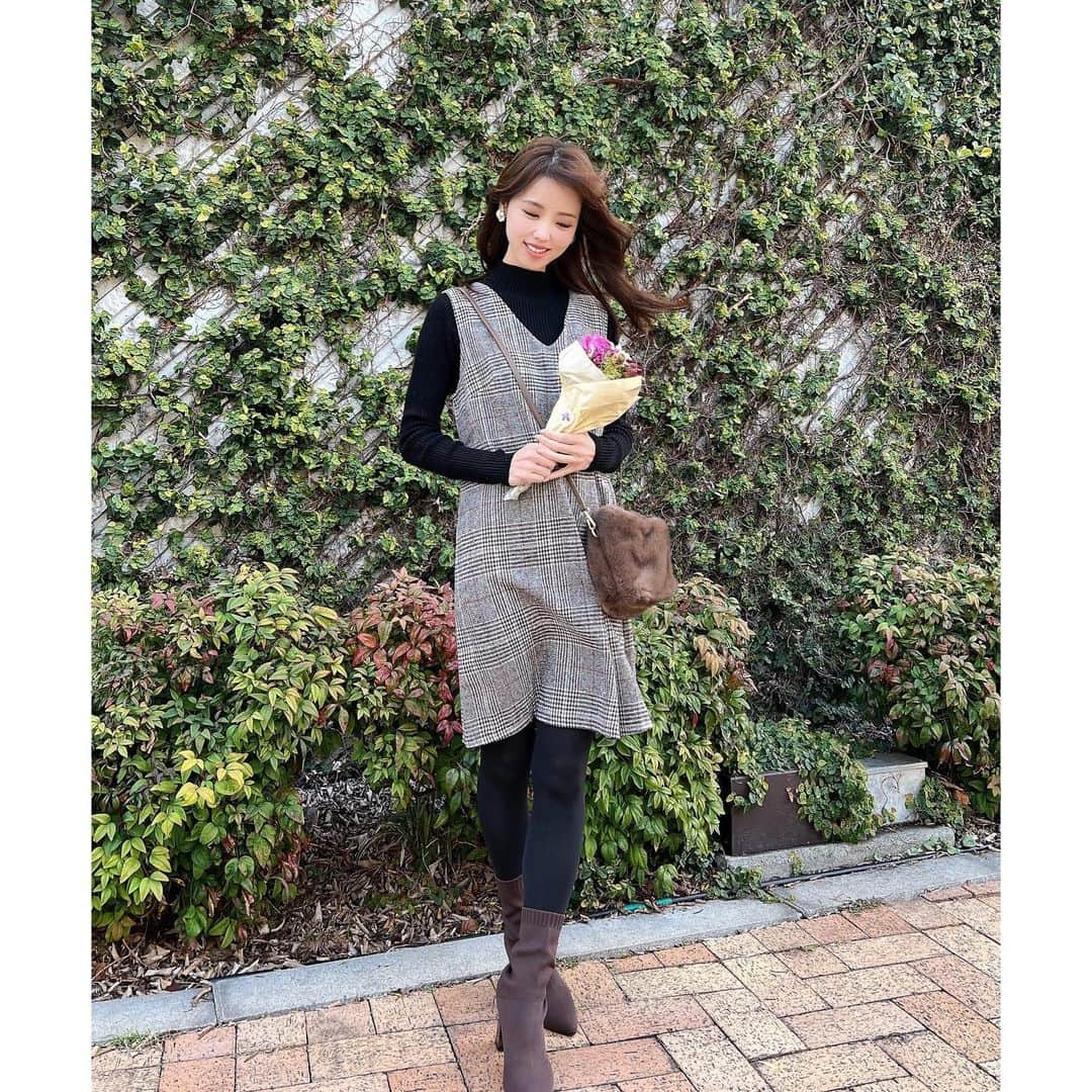 のインスタグラム：「寒いけど、X'masシーズンはイルミネーションがいろんなところでキラキラしてて なんだか嬉しくなるよね✨🎄 . グレンチェックのワンピと モコモコBagは @shein_japan のもの⭐️ . 今日はクリスマス🎄 みなさま、楽しい1日を🧡 . 商品コード　 onepiece  11957353 bag  12188215 . 割引クーポン番号：tao1520 お買い上げ金額1～5,999円までは セール価格より15%OFF  6,000円以上は20%OFF 利用期限：〜12月末日迄 . . @sheinofficial  #sheinforall #sheinholidayseason #fashion #ootd #ad #shein #shein購入品 #sheinコーデ #155cmコーデ #155cm #おチビコーデ」
