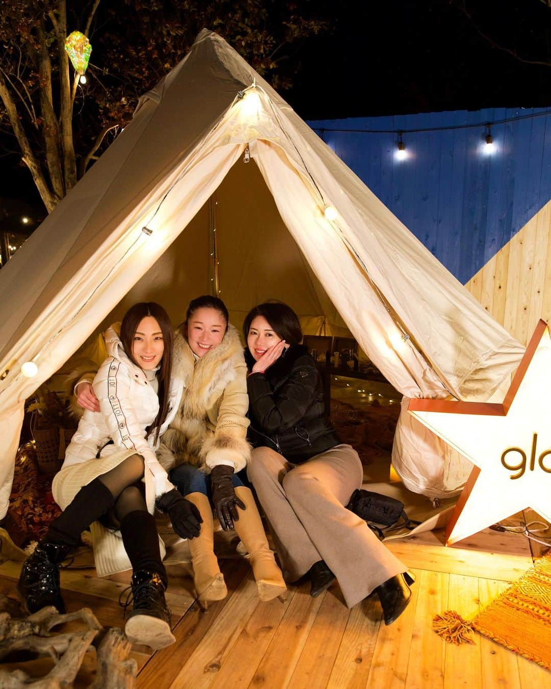 HILOCO aka neroDollさんのインスタグラム写真 - (HILOCO aka neroDollInstagram)「Glamping! 🍖⛄️💫🌟  先日ハーレーでもお世話になった @glo.japan × @blockfm 主催の 招待制BBQイベント 「gloTM under the Stars」に 遊びに行ってきました🤭🍖💝  📷 @22phottt （写真1.2.3）  フードはすべて 渋谷チョンプーのシェフ 森枝館さん @moriedakan 監修👨🏻‍🍳  ウェルカムドリンクから始まり BBQの他にも アサリのクラムチャウダー、カニの海鮮粥、牛ステーキのタコス、 牡蠣とエビのガーリックレモンソース、スモア、、、 おもてなしが過ぎる！✨  スペアリブのマッサマンカレー めちゃくちゃ美味しかったです🥰😍  夜には キャンドル・ジュンさん @candle_june のキャンドルと ゆうさくくん @ryosuke_aka_u39 の電飾で 会場がとってもいい雰囲気に🕯⛄️💡🌟  m-floタクさん @takudj のDJセットも フェスやクラブとまた違って素敵だったぁ😌✨✨  ラストには 抽選会とサプライズ花火🎇 最後は皆で空にランタン上げてきました♪  コロナで空いたこともあり 久々に会う友達や先輩方もたくさんいて 嬉しかったです🤭  gloさん、block.fmさん、RANGEさん 出演者・関係者皆さま、 とっても素敵なイベントを ありがとうございました☺️🥰🎄⛄  @glo.japan  #glo_winter @blockfm @nari_hiranuma @nakamotoworld @mori_riru_bbq_field @__j.n._____」12月25日 13時23分 - djhiloconerodoll