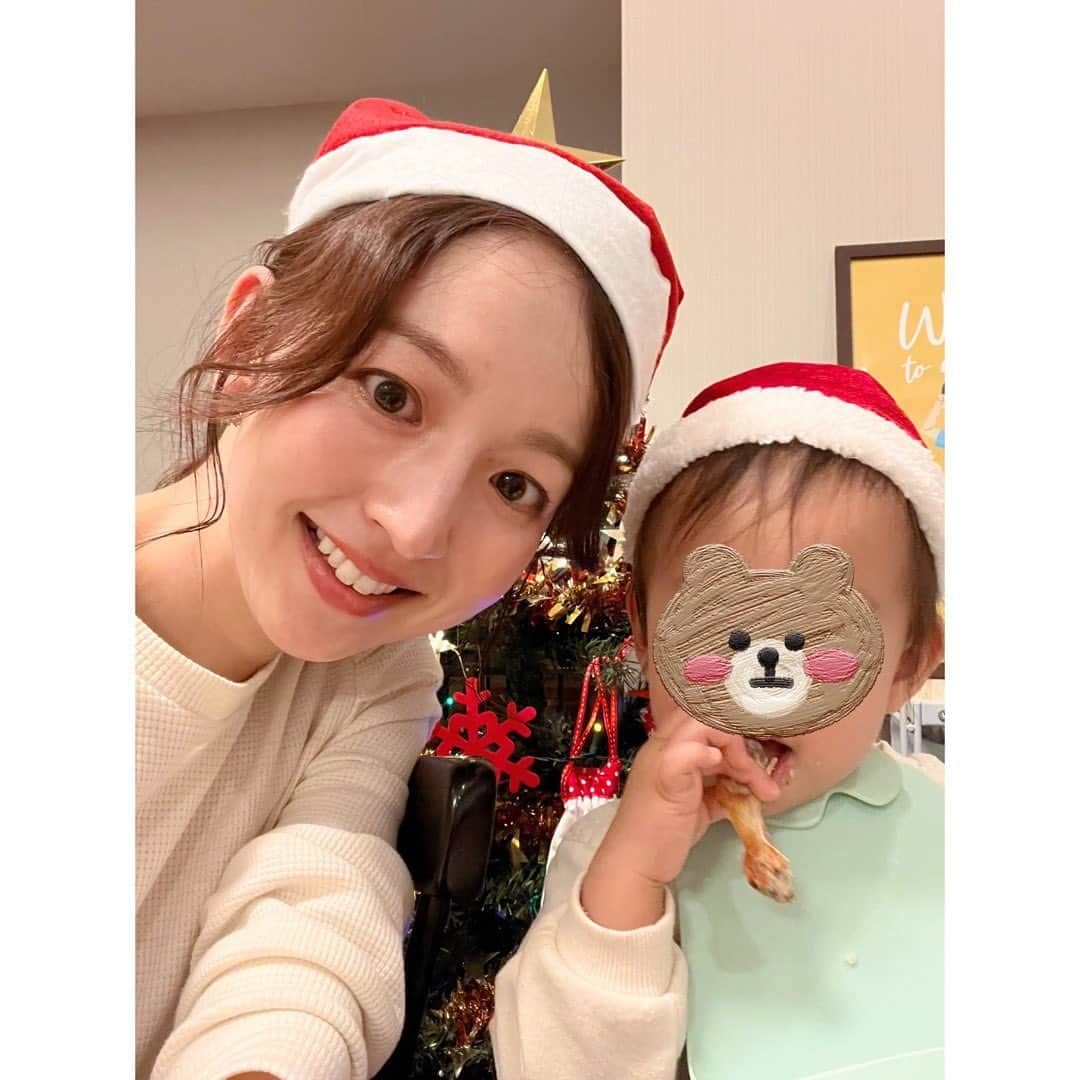 伊藤弘美のインスタグラム：「☺︎ ⁡ メリークリスマス🎄✨ ⁡ 家族でまったりです🤍 ボクはサンタさんにもらったトミカに夢中で お昼ご飯もお昼寝もそっちのけ😂🚗🤍 ⁡ 来年のクリスマスは 娘ももっと楽しめるかな😉楽しみ💕 ⁡ #メリークリスマス #女の子ママ　#男の子ママ　#育児 ほぼ#2歳差育児　 #手羽元の塩麹ノンフライチキンが息子に好評で嬉しかった❣️あとはどれもお手軽バタバタメニュー #パパもたくさん食べてくれた #家族で食卓を囲む時間はやっぱりいいね❤️💚」