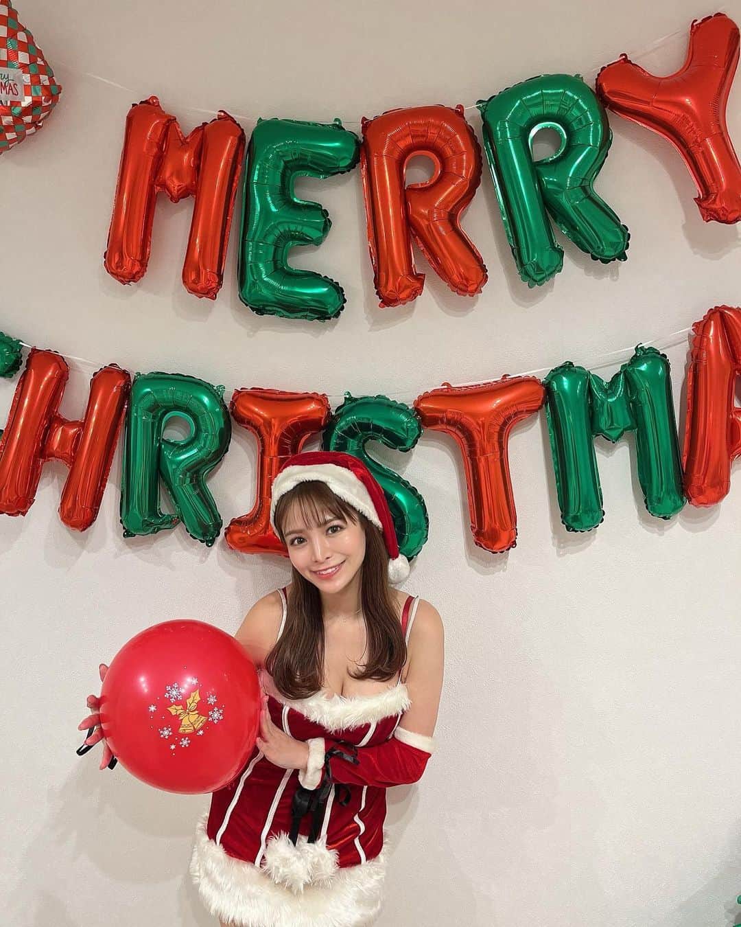 のインスタグラム：「． Merry Christmas!🎄❤️💚 Eveはホムパしてクリスマスディナー作ったよ〜🥂✨ ． ． みんな今日は何するの〜？☺️ 素敵な1日を過ごしてね...💋💕 ． ． #christmas #christmasdinner #ホムパ #サンタ #haveagoodtime❤︎」