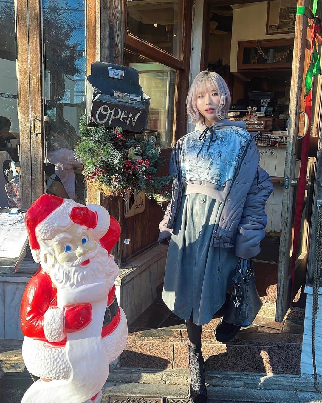 病夢やみいのインスタグラム：「☁️ 𒀭🌹︎🦚🧵💌 ❄︎  ファンの方からいただいたお洋服 着てみた☃️❧  皆さんいつもありがとうございます 今日もあたたかくして過ごしてね  寒がりすぎて毎日同じアウターしか着てない」