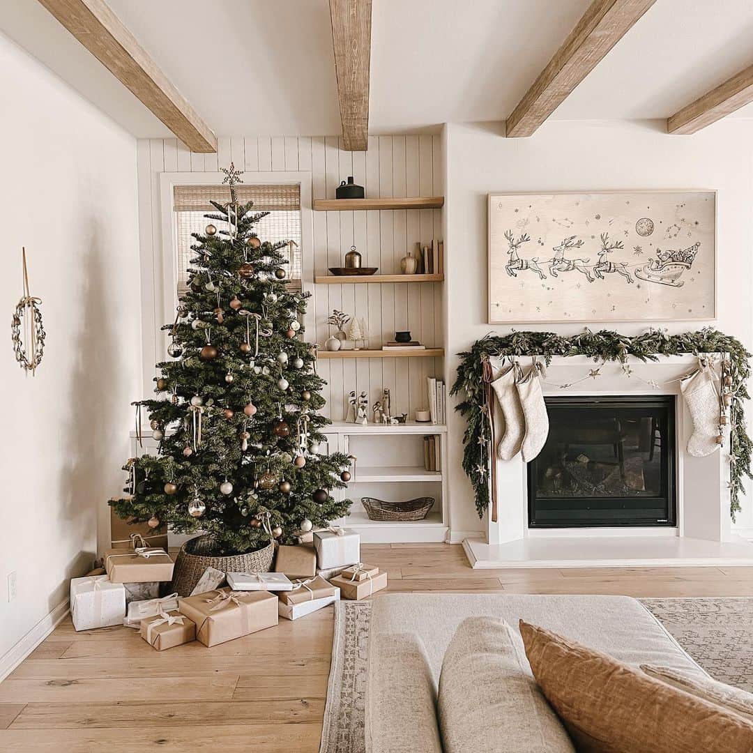 ケリー・マレーのインスタグラム：「Anyone else feel like they haven’t caught a breath this December!? Whew. Sooo looking forward to slowing down and soaking in the season with my fam this next week. Merry Christmas Eve everyone!」