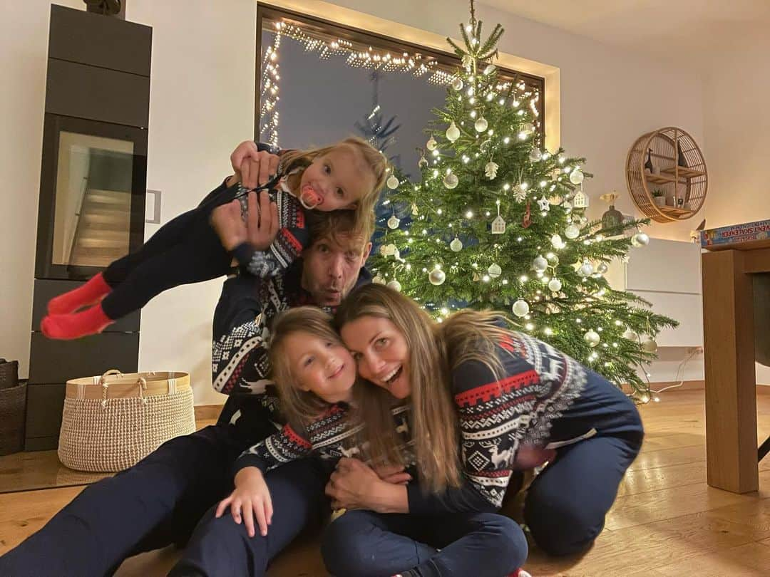 マンデイ・ミネラのインスタグラム：「Merry Christmas ❤️🎄👨‍👩‍👧‍👧」