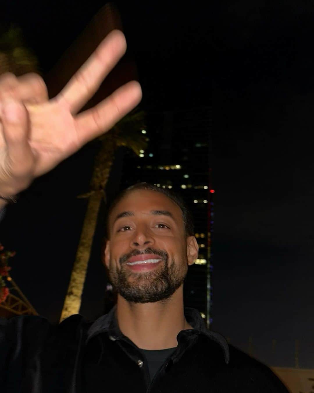 カリム・ベララビのインスタグラム：「✌🏾🌆❤️」