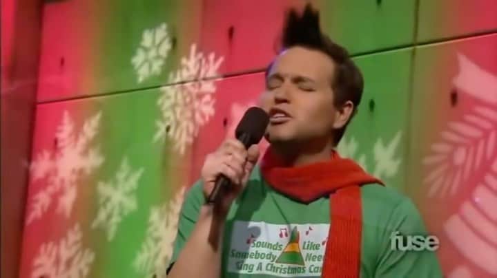 blink-182のインスタグラム：「Its that time of year where we roast chestnuts by an open fire and Mark serenades us. In that spirit, here is a very special rendition of "Happy Holiday's, You Bastard" from a few years back. For the complete collection of greatest Christmas songs ever recorded, check our story for the playlist.」
