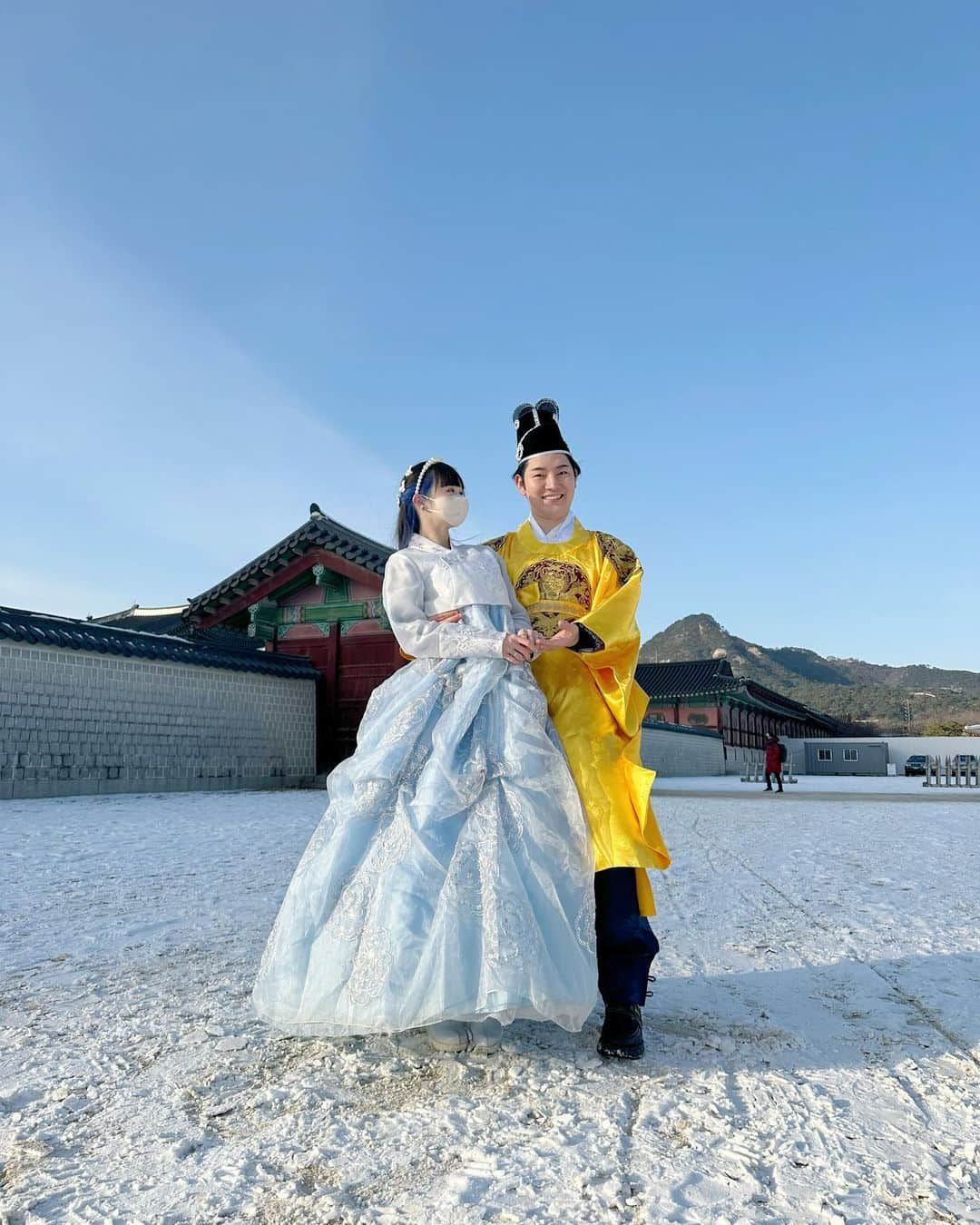 ゆりにゃのインスタグラム：「.  🎄🦌🛷メリークリスマス🌨🎅🏻❄️  たいちくん、いつも ゆりかを👑姫👑又は 自分の娘のように 愛情を注いでくれて ありがとう💟💟💟  たいちくんは必ず毎日ゆりかに  「うーちゃんかわいいね💕」 「うーちゃん愛してるよ💕」  って寝る時も何時間も絶対 マッサージしてくれて、 超気持ちいい➰🤍ྀི💗ྀི❕  髪も2年9ヶ月以上 必ず乾かしてくれて ゆりか幸せ- ̗̀ ( ˶'ᵕ'˶) ̖́-🤍ྀི💗ྀི  この前ふとした瞬間に 「ゆりかは息をしているだけで偉いよ❤️‧˚」 「ゆりかはダイヤモンド💎💍だよ💙⁺⊹」 って言ってくれたね。  ゆりかは不器用だから そんな甘い言葉言えないし、 言いたくもないけど、 ＂プレゼント＂することが ゆりかなりの1番の愛情表現なんだ🎠🫧  だからいつもサプライズしちゃう⋆⸜🎁ྀི⸝⋆  おわり‬ෆ⸒⸒⸜( ˶'ᵕ'˶)⸝‪  .  愛してるよ♡ꉂꉂ🦭💕」