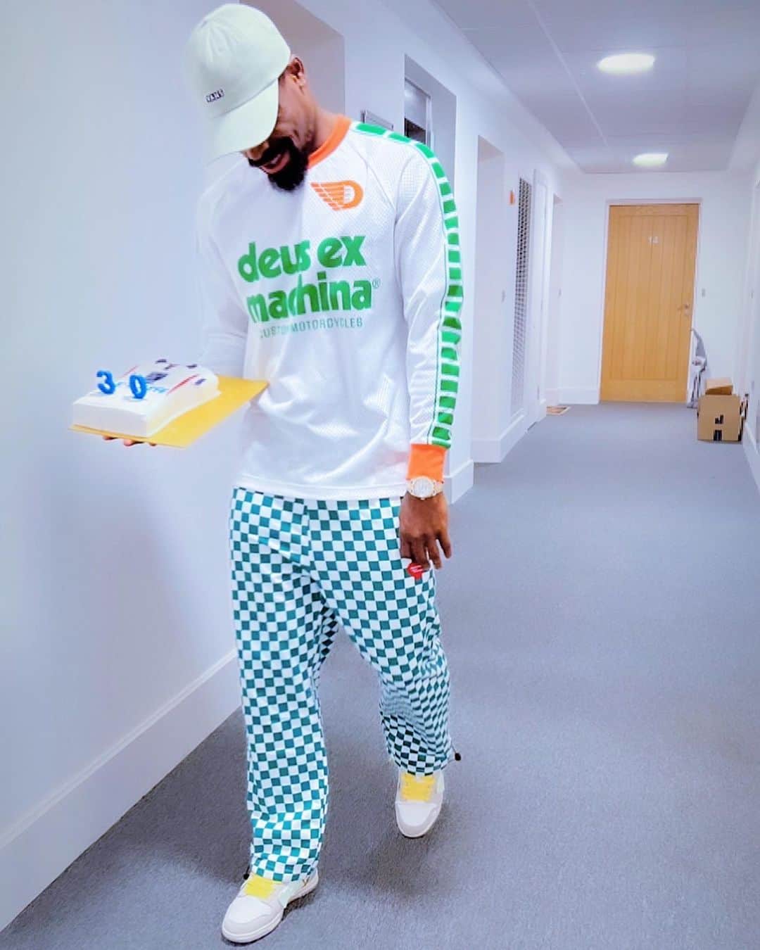 セルジュ・オーリエのインスタグラム：「Another New Chapter in my Life! my Allah  Just Give me Health The rest I will Fight as Usual Until The End Of The Game...🤞🏾💪🏾  Happy Birthday JEFE😎🎂」
