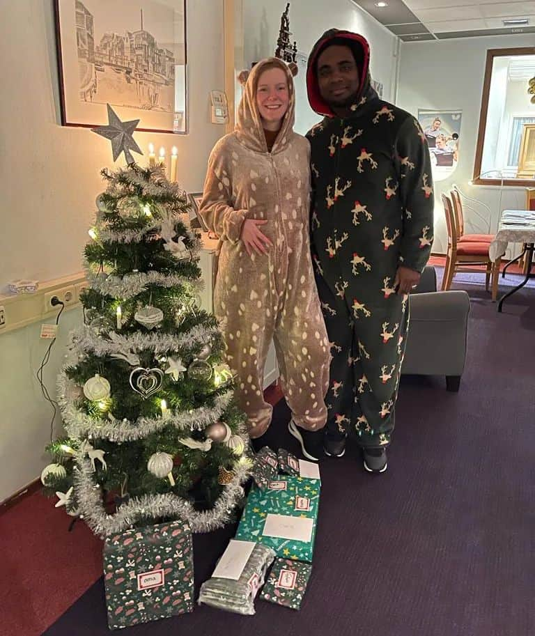 ブリット・エールラントさんのインスタグラム写真 - (ブリット・エールラントInstagram)「Merry Christmas from the 3 of us! #christmas #vibes #family #onsie #reindeer」12月25日 7時12分 - britteerland