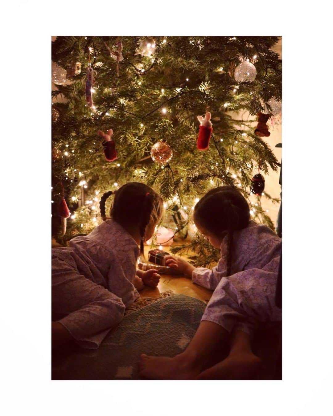 ダイアナ湯川のインスタグラム：「✨Merry Christmas Eve✨  Festive love, joy and blessings 🎄🌟🕯️🙏🏼❤️  Feeling incredibly lucky, blessed and overflowing with love 🥰 . . . . #merrychristmas #christmaseve #daughters #sisters #mygirls #christmas #christmastree #family #love #blessed #happiness #feelingfestive #beauty #mamalife #childhood #motherhood」