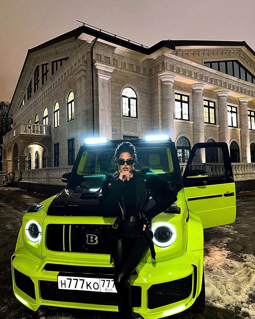 Nita Kuzminaのインスタグラム：「Теперь всё по красоте! 🖤🔫 _ @velescentr - вы лучшие!!🔝」