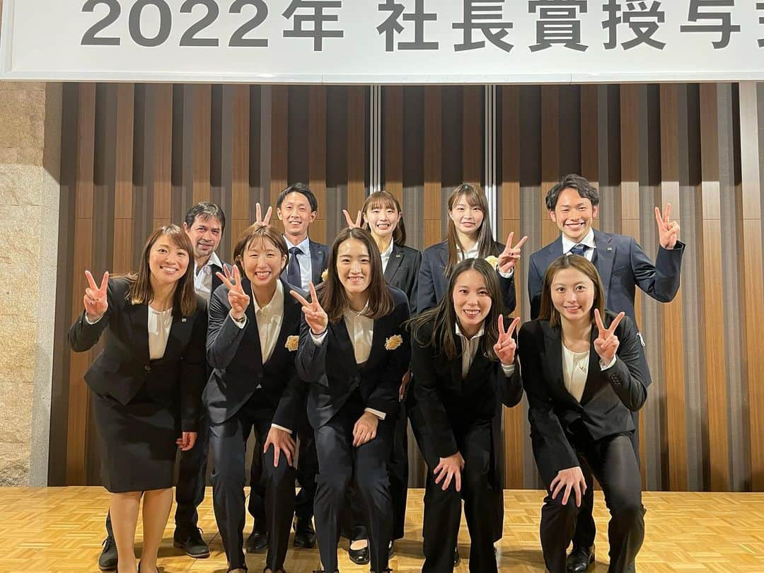 嘉村健士さんのインスタグラム写真 - (嘉村健士Instagram)「先日、2022年YONEX 社長賞授与式があり、バドミントンチームが特別賞を頂きました。  いつもサポートしてくださる社員の方々には感謝しかありません。 ありがとうございます🙇‍♂️  今日から今年最後の試合、 全日本総合が武蔵野の森スポーツプラザで開催されます！  2年前は選手、去年は解説、今年はコーチ、👍  応援よろしくお願いします💪 選手のサポート全力で頑張ります！  勝負！勝負！勝負！  #YONEX #yonexbadminton  #社長賞授与式 #全日本総合バドミントン選手権 #今年ラスト試合」12月25日 7時37分 - kamura_takeshi