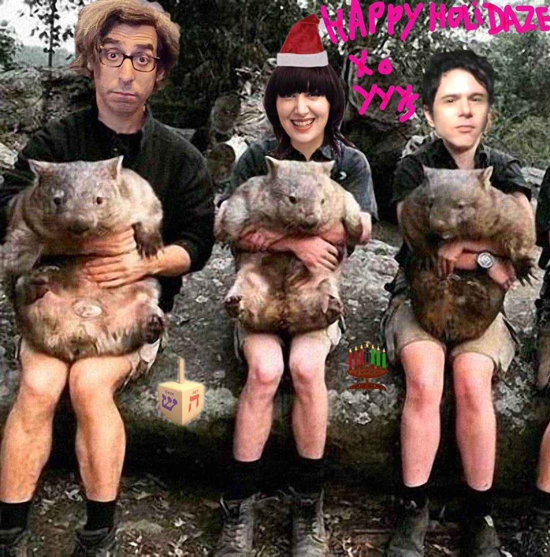 Karen Oのインスタグラム：「Happy Holidaze 2022 ✨✨✨  luv your furry friend loving rocker pals Brian, KO and Nick ❣️❣️❣️  Sending you all love!! Holidays are in tents so hang in there!❤️❤️❤️  @yeahyeahyeahs holiday card masterfully crafted by our very own @little_vampire 🐾」