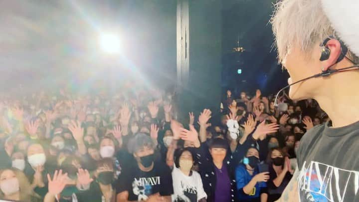雅-MIYAVI-のインスタグラム：「Thx Yokohama! We burnt the house down 🔥横浜、お疲れ様した！熱かったね！２０２３も、また一緒に飛ぼう！メリクリ！#ミヤ活 #仔サク #ボボココナッツオイル」