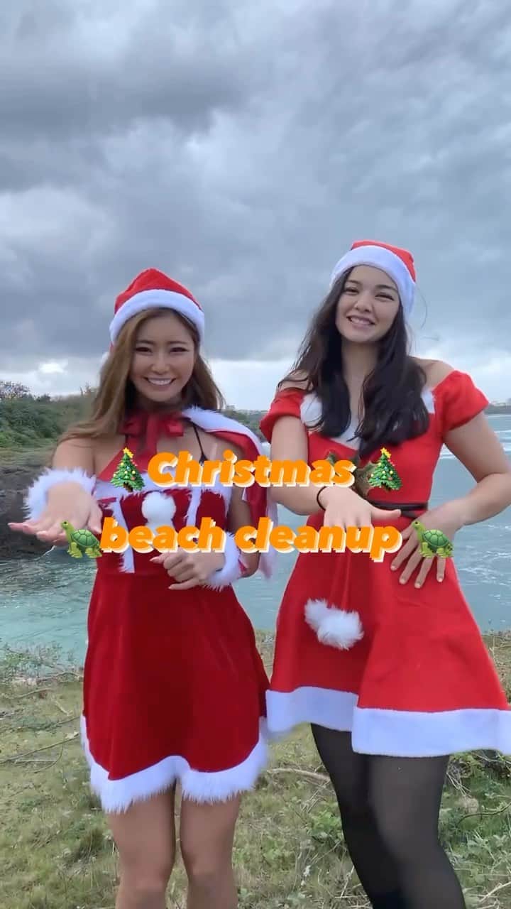 田上舞子のインスタグラム：「🎄Christmas beach cleanup🎄 I joined their conservation efforts  @chura.mura 🐢🪸 with @emiliehong ❣️thank you Emilie🫶🏽 They protect endangered turtles and beautiful coral s. The heavy nets were entangled and washed up on the beach. We all cut and disposed of them by hand. Corals and turtles get entangled in these nets and cause damage. We still need more people😊🫶🏽🫶🏽 If you are interested, please join them with me❤️ ＊ ＊ @chura.mura  さんの海亀と珊瑚を守るビーチクリーンに参加してきました🎄大きな網が絡まり合ってさらに大きな塊となりビーチに流れついており、それをナイフで少しずつカットしながらの撤去作業でした✨この網が海の中に山のようにあり、亀や珊瑚が絡まり被害を受けています🐢🪸 まだまだ人手が必要です🥰 ご興味のある方はぜひ私と一緒に、彼らの活動に参加しませんか？🫶🏽 スケジュールはこちらをチェックしてね👇 @chura.mura  ＊ ＊ みなさん素敵なクリスマスをお過ごしください😍🎄🎄 I hope you all have a great day🎄🎄💕💕💕」