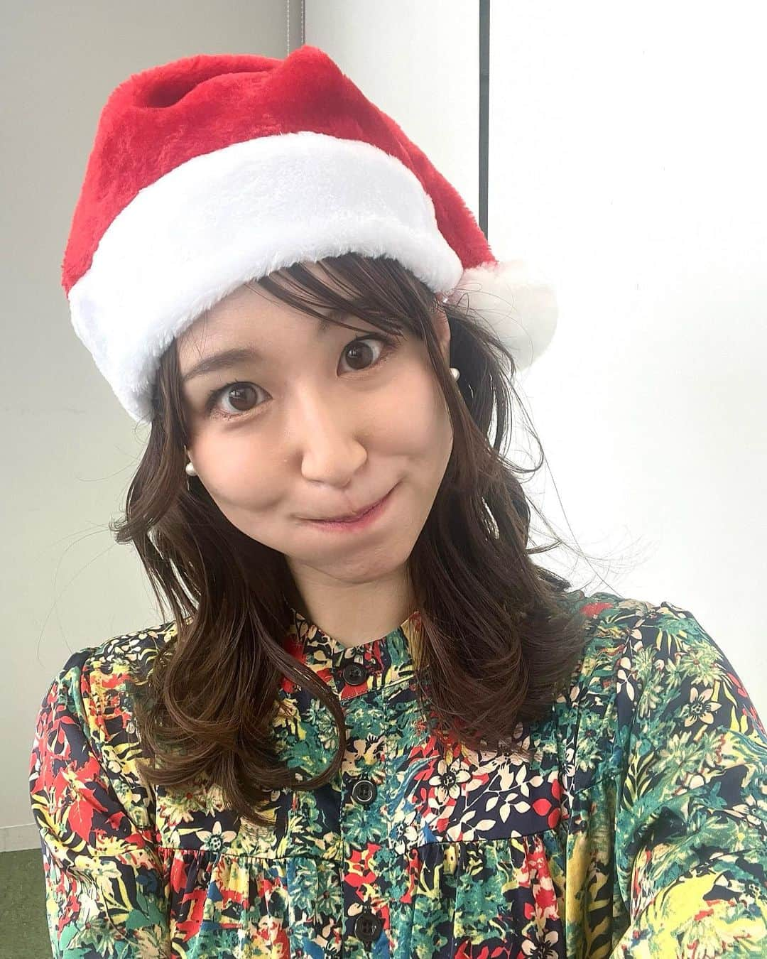 真坂はづきさんのインスタグラム写真 - (真坂はづきInstagram)「本日もなかいちクリスマスマーケット開催中です🎄  昨日ストーリーにアップしたこの写真… 「娘とそっくり👶！！」と色んな人から言われて嬉しかったので…🥰再アップ🙌  今年は仕事仕事…のクリスマスですが、夫がご馳走やケーキを用意してくれていました。ワンオペ子守も完璧で本当に感謝です。  娘っこ👶夫のように穏やかで優しい子になってね〜！  みなさん、良いクリスマスを🎅  #クリスマス #クリスマスコーデ」12月25日 13時43分 - masakahazuki