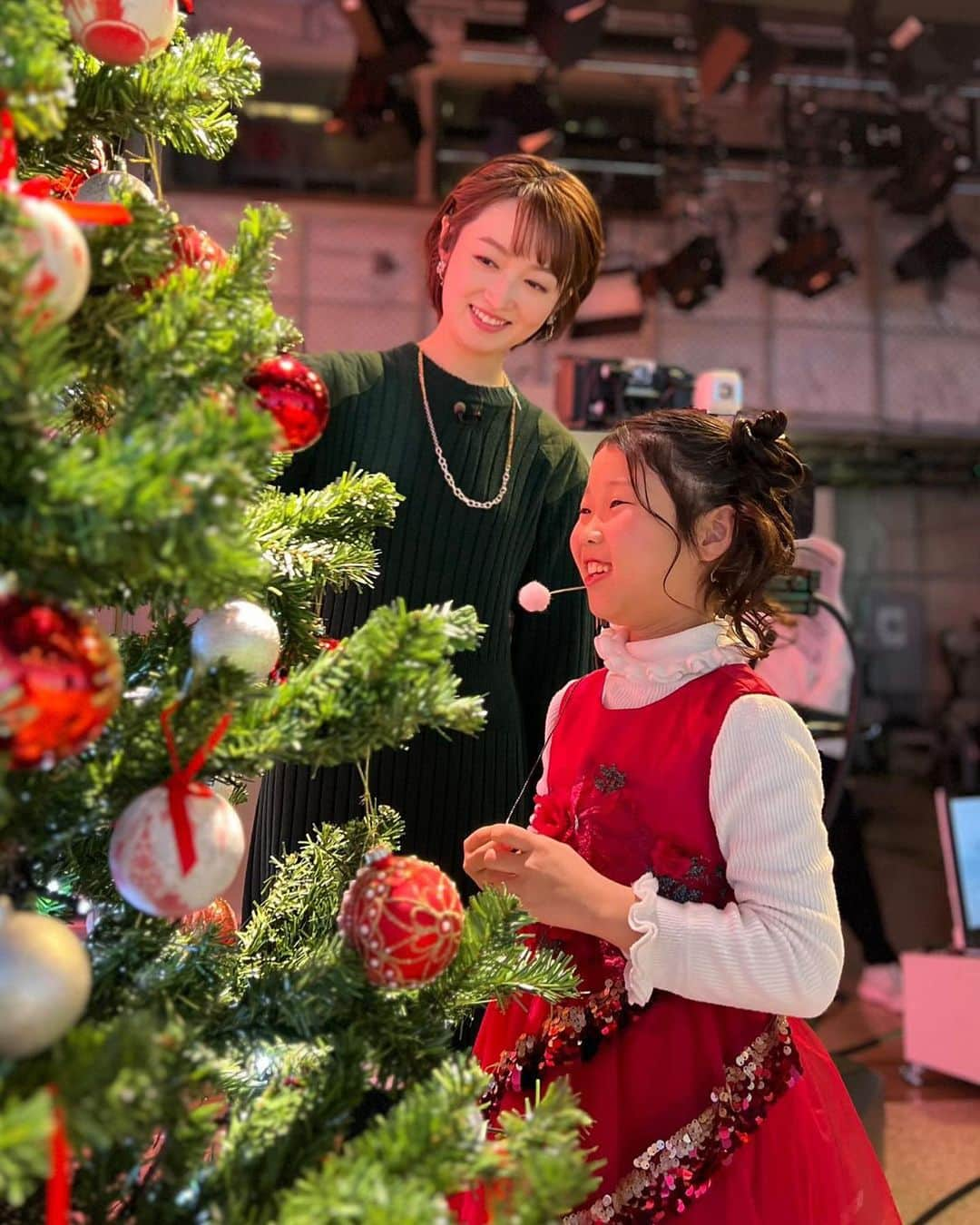 松田愛里のインスタグラム：「Merry Christmas🎄🎁  with福島渚ちゃん 撮影 節さん📸  サンタさんに何を頼んだか、 こっそり耳打ちしてくれた なーちゃん。 プレゼント、届いたかな？🫶  #merrychristmas #クリスマスツリー #福島節 さん #福島節と渚  #everyフライデー #西日本放送 #アナウンサー」