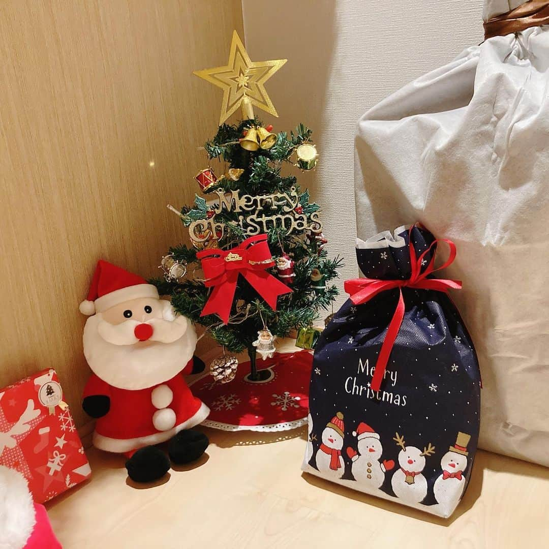 赤谷奈緒子さんのインスタグラム写真 - (赤谷奈緒子Instagram)「クリスマスイブにサンタさんが来て寝起きから衣装に着替えて大喜びしてた👶くん。 . . 去年はあんまり分かってなかったけど、今年はサンタさんの認識もあり、決まったおもちゃお願いしてて成長したなぁとつくづく感じたのでした☺︎💓 . . 先日は栄でのクリスマスマーケットにも🥰 . . どこも混み混みで並ぶの諦めましたがw、久しぶりのクリスマスマーケットの雰囲気も楽しめて…👶くんもご満悦で良かった🥰 . . 皆様も素敵なクリスマスを…🌲☺︎ . . #merrychristmas #christmas #2歳11ヶ月#男の子ママ #名古屋」12月25日 8時20分 - naokoakatani