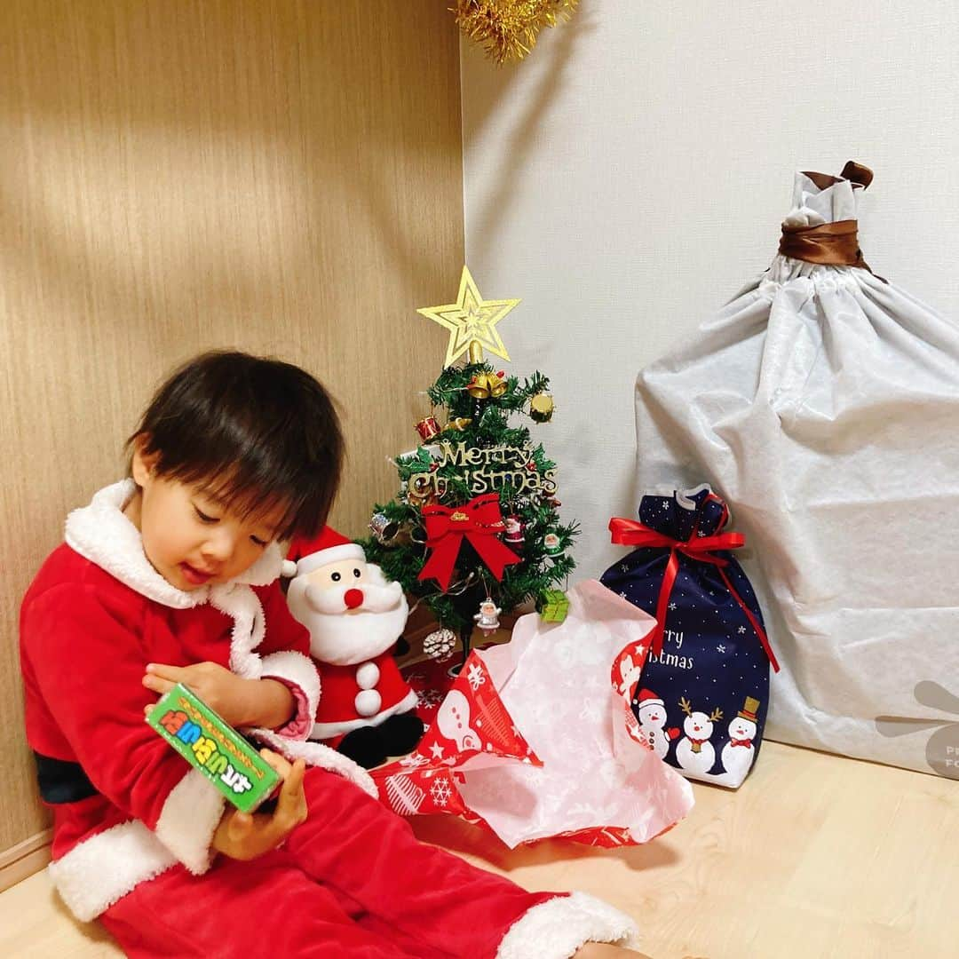 赤谷奈緒子さんのインスタグラム写真 - (赤谷奈緒子Instagram)「クリスマスイブにサンタさんが来て寝起きから衣装に着替えて大喜びしてた👶くん。 . . 去年はあんまり分かってなかったけど、今年はサンタさんの認識もあり、決まったおもちゃお願いしてて成長したなぁとつくづく感じたのでした☺︎💓 . . 先日は栄でのクリスマスマーケットにも🥰 . . どこも混み混みで並ぶの諦めましたがw、久しぶりのクリスマスマーケットの雰囲気も楽しめて…👶くんもご満悦で良かった🥰 . . 皆様も素敵なクリスマスを…🌲☺︎ . . #merrychristmas #christmas #2歳11ヶ月#男の子ママ #名古屋」12月25日 8時20分 - naokoakatani