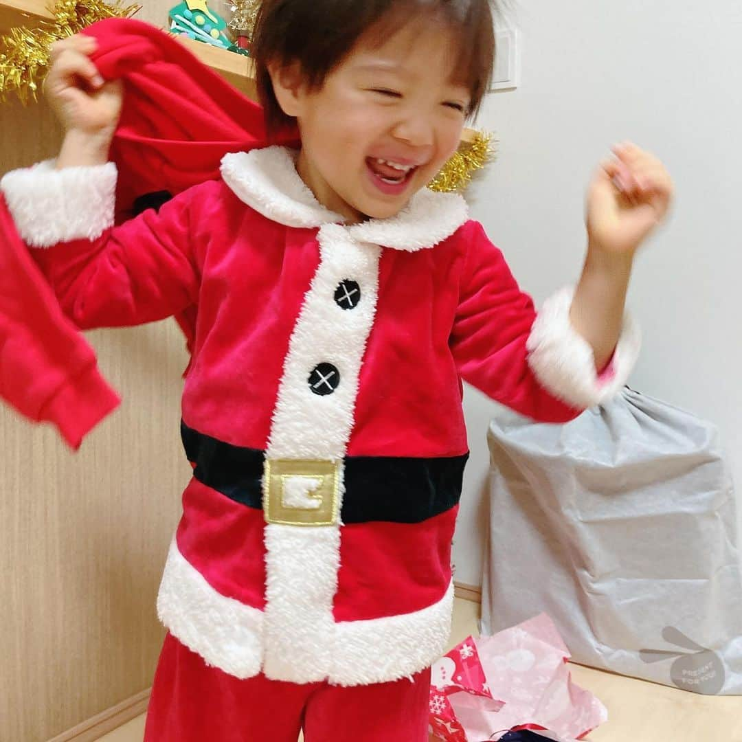 赤谷奈緒子さんのインスタグラム写真 - (赤谷奈緒子Instagram)「クリスマスイブにサンタさんが来て寝起きから衣装に着替えて大喜びしてた👶くん。 . . 去年はあんまり分かってなかったけど、今年はサンタさんの認識もあり、決まったおもちゃお願いしてて成長したなぁとつくづく感じたのでした☺︎💓 . . 先日は栄でのクリスマスマーケットにも🥰 . . どこも混み混みで並ぶの諦めましたがw、久しぶりのクリスマスマーケットの雰囲気も楽しめて…👶くんもご満悦で良かった🥰 . . 皆様も素敵なクリスマスを…🌲☺︎ . . #merrychristmas #christmas #2歳11ヶ月#男の子ママ #名古屋」12月25日 8時20分 - naokoakatani