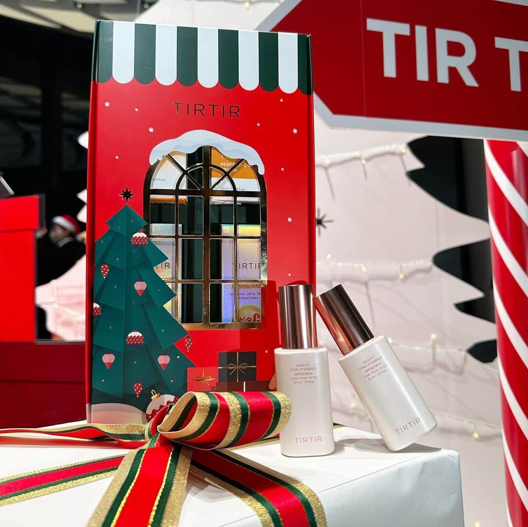 森川侑美のインスタグラム：「@tirtir_official 🎄 先日のティルティルクリスマスイベントで頂いた、 マスクフィットトーンアップエッセンス🎁  一瞬で自然にトーンアップするところがさすが韓国コスメ✨ リアルに愛用中のティルティルクッションファンデとの相性も◎だけど、ほぼこの下地だけで充分🫢 来年またクッションファンデ新しく販売されるようで これも楽しみ☺️☺️  宿敵の乾燥対策をしっかりした上でのベースメイクこれからも楽しみたいと思います💕  #ティルティル #マスクフィットトーンアップエッセンス」