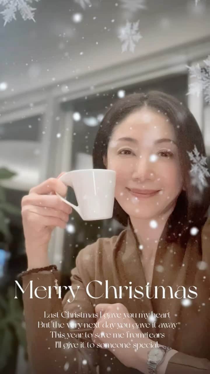 坂村かおるのインスタグラム：「・ 皆様、Merry Xmas 🎄 ・ 今日はあちこちこでホワイトクリスマスになりましたね⛄️ ・ 「初雪」 ・ 「첫눈을 함께 맞은 연인은 평생을 함께 신다（初雪をともに迎えた恋人は一生をともにする）」 ・ そんな韓国のことわざを思い出しました✨ ・ 今年もイブを「コンヴィヴィアリテ・イチノセ」さんで過ごしました☺️ ・  CONVIVIALITE〈コンウ゛ィウ゛ィアリテ〉… フランス語で「幸せな食卓」 ・ 群馬県産の食材に拘り、食材の力強さ、まろやかさを感じながら、落ち着いた雰囲気で幸せなひと時を過ごせるお店です。 ・ 素敵な週末をお過ごしくださいね。 ・ ・  いつも「いいね！」を頂きありがとうございます。 皆さんのコメントに元気を貰っています😊  #クィーンオブ美魔女 #team美魔女 #美ST #坂村かおる #トータルビューティーアドバイザー #美しく老いる #バランス #美容 #コスメ #ファッション #今日のコーデ #トータルバランス #お洒落な人と繋がりたい #コスメ好きな人と繋がりたい #美意識高い人と繋がりたい #美魔女 #美魔女が変わる #アップデートしてる人と繋がりたい #自分らしくアップデート」