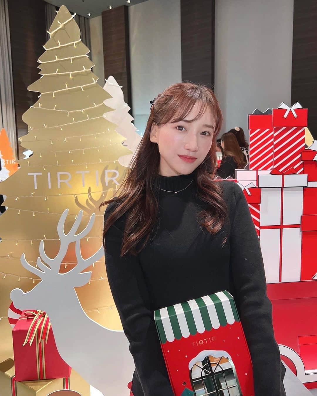 森川侑美のインスタグラム：「メリークリスマス🎁❣️ 韓国コスメのティルティルイベントだったので ヘアメイクをkpopアイドルに寄せてみた☺️笑 アイシャドウもリップもマットで 肌だけ艶残すのにはまってます🫶  #クリスマス#ティルティル#韓国コスメ#韓国メイク#韓国ヘア#韓国行きたい#氷点下#自信ない#🥹💕」