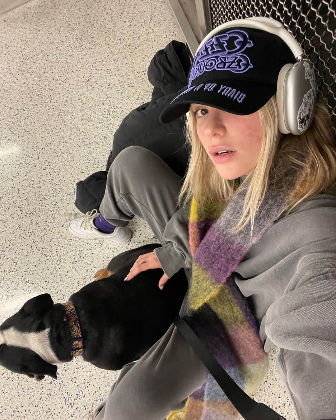 アリッサ・ヴァイオレットのインスタグラム：「on behalf of me and london— merry christmas eve🤍🫶🏼 we’re snowed in but hoping for the next flight out, love you all haha the holidays are wild」