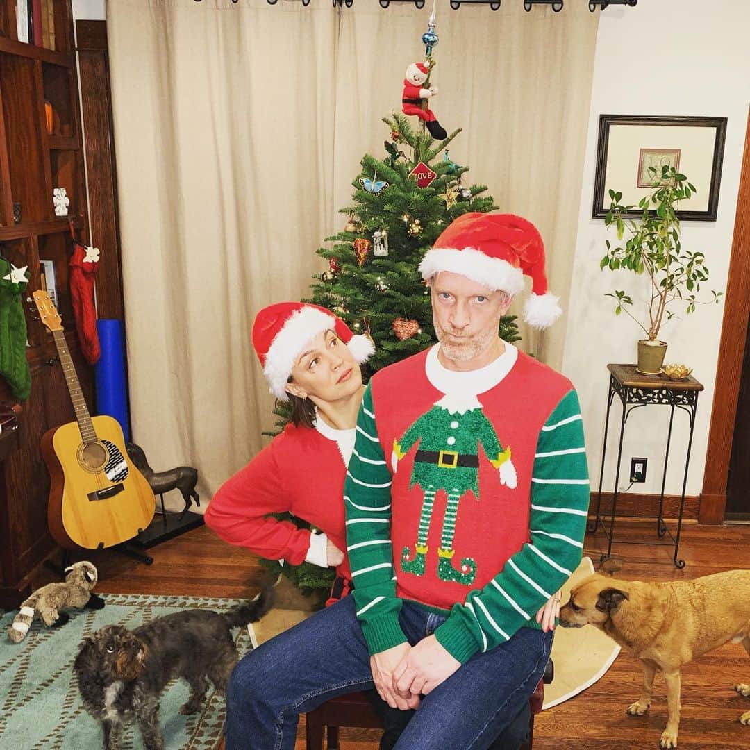 レスリー・フェラのインスタグラム：「Merry Christmas from our crazy 😜 family to yours. 🐕 🐶 🎅🏼 🌲 ❤️ 💫  . . . #christmastime #christmasspirit #family #familyfuntime #uglychristmassweater #santascomingtotown #doggychristmas #holiday #recharge」