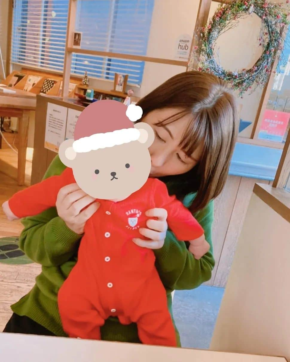 鈴木理香子さんのインスタグラム写真 - (鈴木理香子Instagram)「🎅Merry Christmas🎅  べんたん👶朝、目覚めましたら キャッキャッといって喜んでくれました😆❤  サンタさんからのプレゼントは ピーターパンのモビール🎁✨  プレゼントを真剣に見つめて笑い出す姿に 「だいぶ見えるようになったんだなぁ👀✨」と。 成長している証で母は嬉しいよ😊🍀  ピーターパンがウェンディたちに 「幸せなことを考えれば翼もはえたのと同じ！」と言い 空を飛んでネバーランドへいくシーン🙋 楽しいことを思い浮かべれば飛べるなんて、良いなぁ😳  このモビールに出会うまで ピーターパンの物語をすっかり忘れていましたが ゆらゆらと飛ぶピーターパンたちを見ていましたら 大人の私たちが忘れていた 夢見た子供の頃を思い出したのでした😊  ❄️✨🎁🎅🎁✨❄️ P.S. SANTA'S HELPER お疲れ様😉 昨晩はサンタさんと沢山お空を飛んだのかな？✨🎄✨ HO HO HO🎅💓  #メリークリスマス #merrychristmas #🎅 #クリスマスプレゼント #ピーターパン #ベビー #赤ちゃんのいる生活 #すーさんとべびたん #新米ママ #ママスタグラム #ベビスタグラム」12月25日 9時12分 - rikako.suzuki