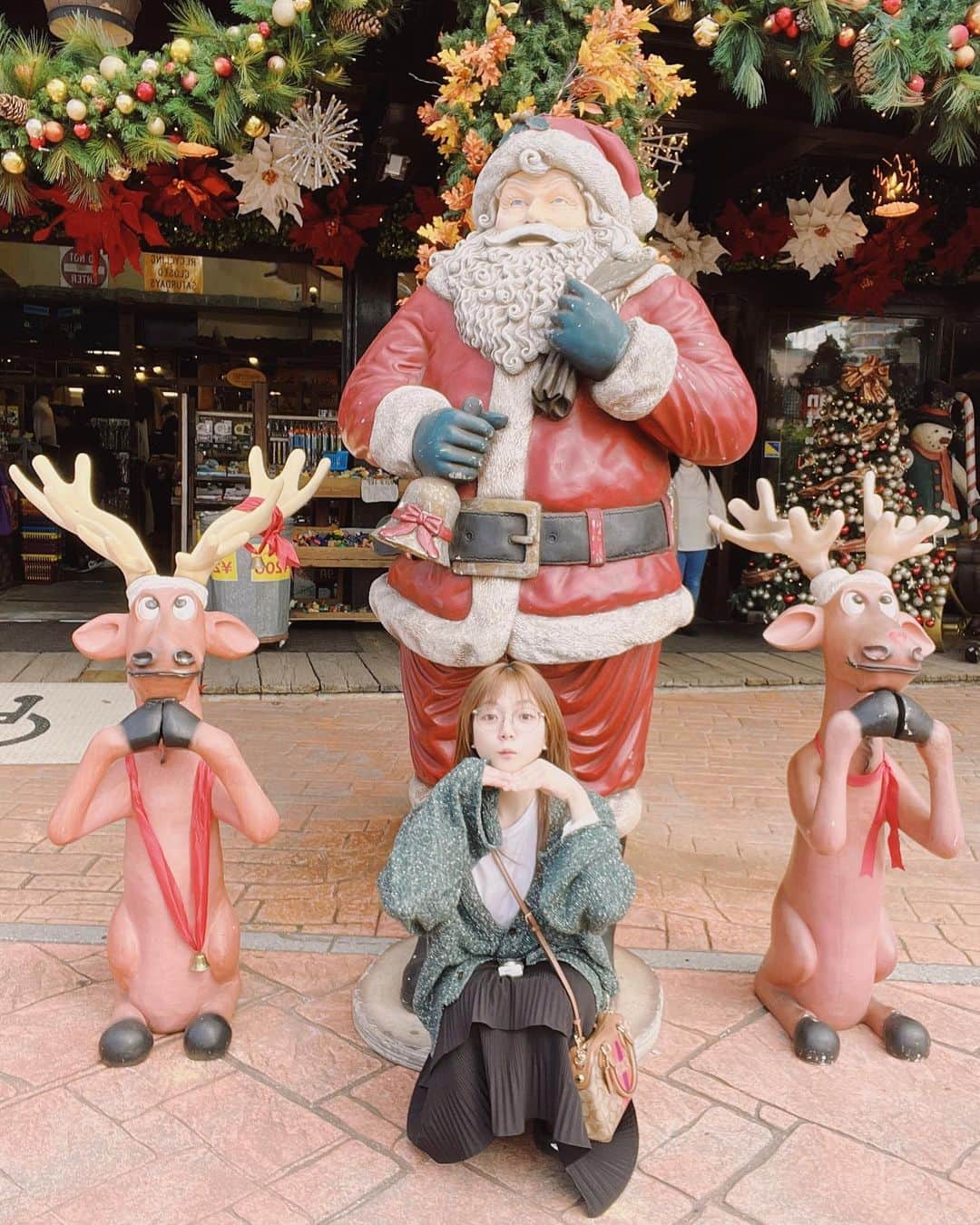 村田寛奈のインスタグラム：「メリークリスマス  今年はなんと、、、 サンタクロースがやってきました！ 久しぶりに朝ワクワクしながら飛び起きました こんなに目覚めのいい朝も久々です  今日も舞台本番 よろしくお願いします🎅🏻  (Amazonで欲しいもの頼んで置き配にしたら玄関に置いてありました)  #メリークリスマス#merrychristmas#xmas#🎅🏻#amazon#幸せを#ありがとう」