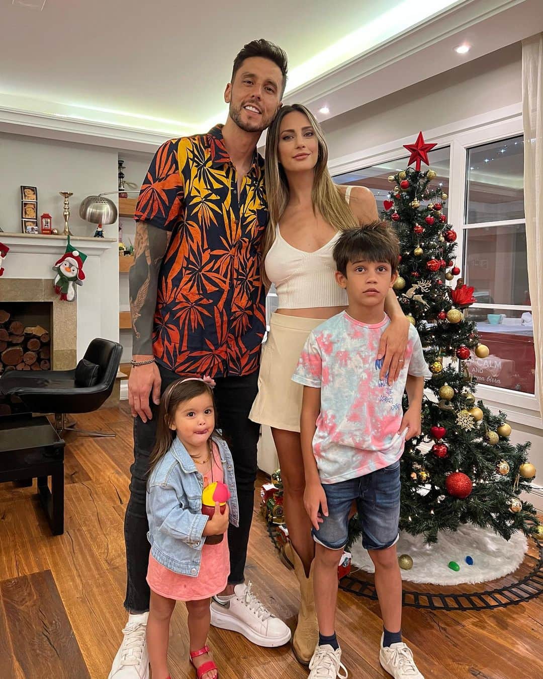 リカルド・アルバレスのインスタグラム：「Feliz Navidad Campeona del Mundo para todos los Argentinos.   Si los campeones del mundo festejan así… yo festejo así!   💙🇦🇷🤩🏆」