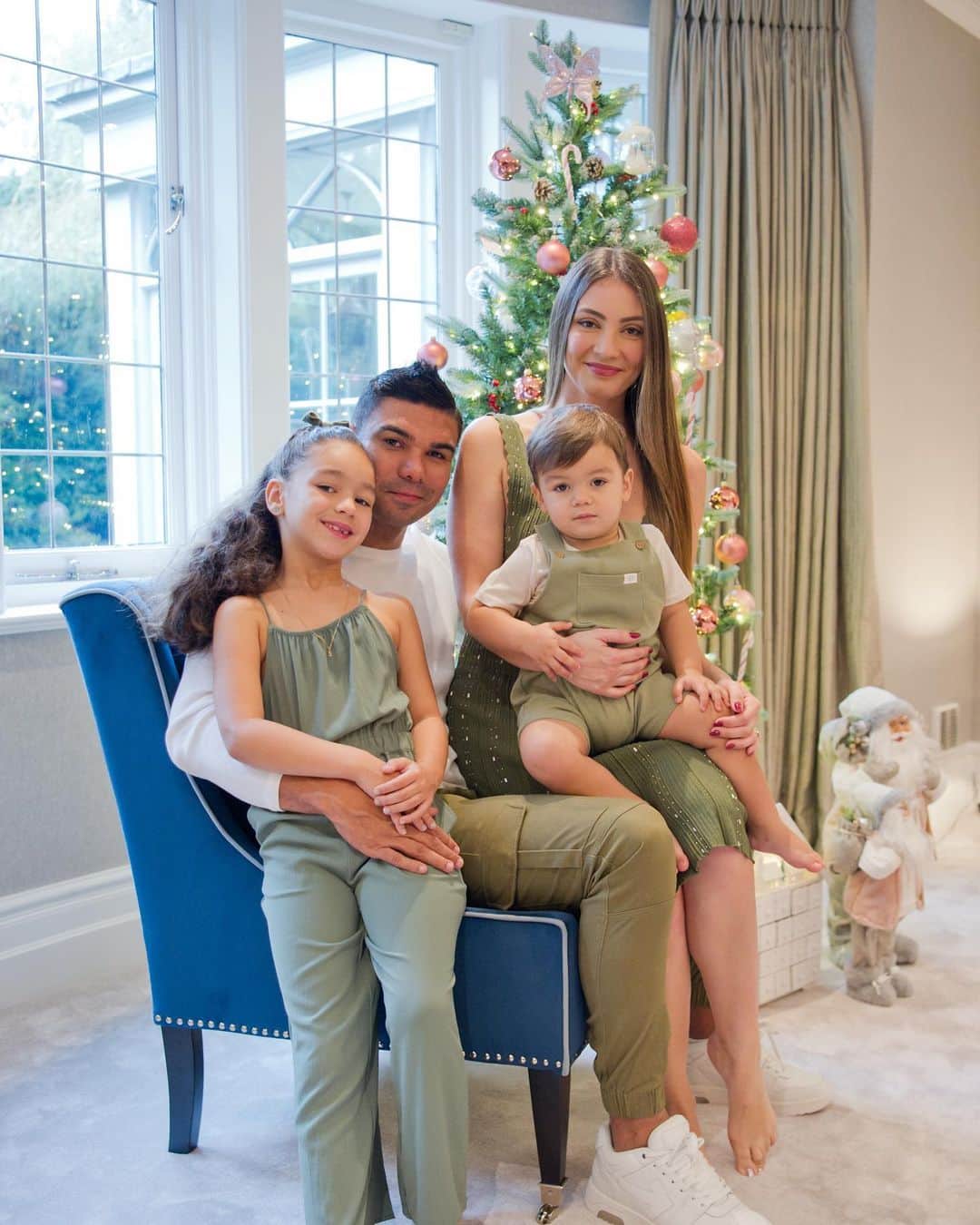 アナ・マリア・カゼミーロのインスタグラム：「🌟Feliz Natal!🎄❤️Obrigada Deus por enviar seu filho para nos salva! Jesus vive🙏🏻✨ Família meu bem maior! 👨‍👩‍👧‍👦」