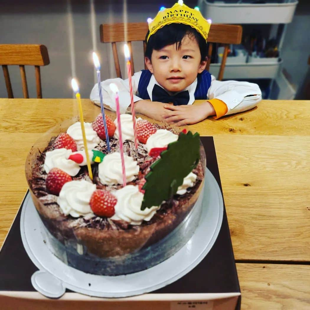 ユン・サンヒョンのインスタグラム：「우리막둥이 생일축하해! ㅎㅎ」