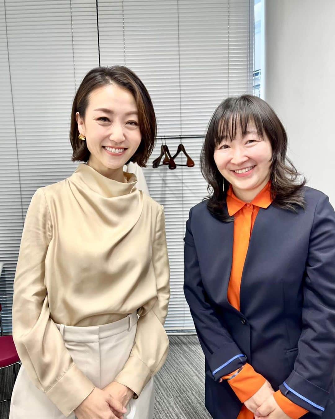 八木早希のインスタグラム：「毎年コーディネーターを務めております 「みちフォーラム」  今年は、ある旅行雑誌用に素敵な写真を撮って頂いたカメラマン・山崎エリナさんと✨ ご縁が繋がり壇上でまた会いできました✨  シンポジウム様子は、近々読売新聞に 掲載されますのでまたお知らせ致しますね＾＾  #読売新聞#シンポジウム#コーディネーター#みちフォーラム#山崎エリナ#八木早希」