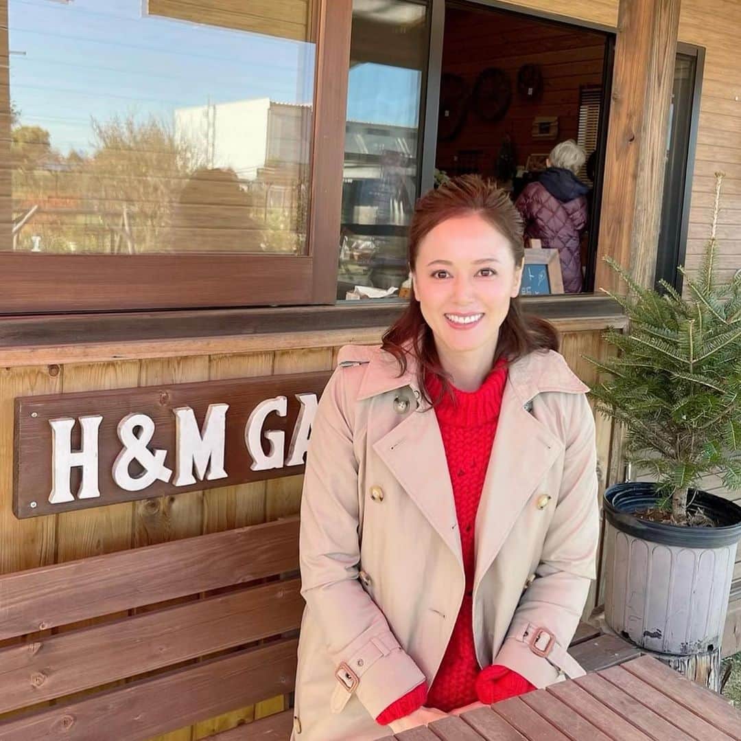 のインスタグラム：「おはようございます！ お久しぶりの投稿です。 そして メリークリスマス☺️  こちらは ノブナカなんなん！さんのロケ 栃木県のH&Mハーブガーデンさんで お茶TIMEをした日の写真です。  この日、とってもお天気が良くて 気持ちよかったぁ。 　 3枚目は いつもお世話になってる ヘアメイクの @oocta0611_cintia さん  皆様　素敵な１日をお過ごしくださいませ。  #小田茜 #のぶなかなんなん  #ロケ #栃木ロケ #女優小田茜 #ハーブティー #H&Mハーブガーデン #栃木ラブ」