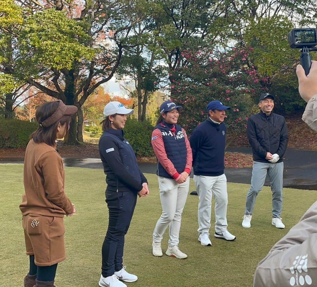 徳永悠平さんのインスタグラム写真 - (徳永悠平Instagram)「らくごるの収録行ってきました⛳️ 楽しかったな〜 いっぱい教えてもらったな〜 贅沢やな〜 ありがとうございました🙇‍♂️🙇‍♂️🙇‍♂️ 是非観てください🙌  来シーズンの選手権はパサージュで開催されるし、お二人の活躍が楽しみです👍  #らくごる  #森末慎二 さん #菊池良子アナ  #葭葉ルミプロ  #櫻井心那プロ  #パサージュ琴海アイランドゴルフクラブ  #パサージュ琴海  #descentegolf #descente」12月25日 10時08分 - yuhei02