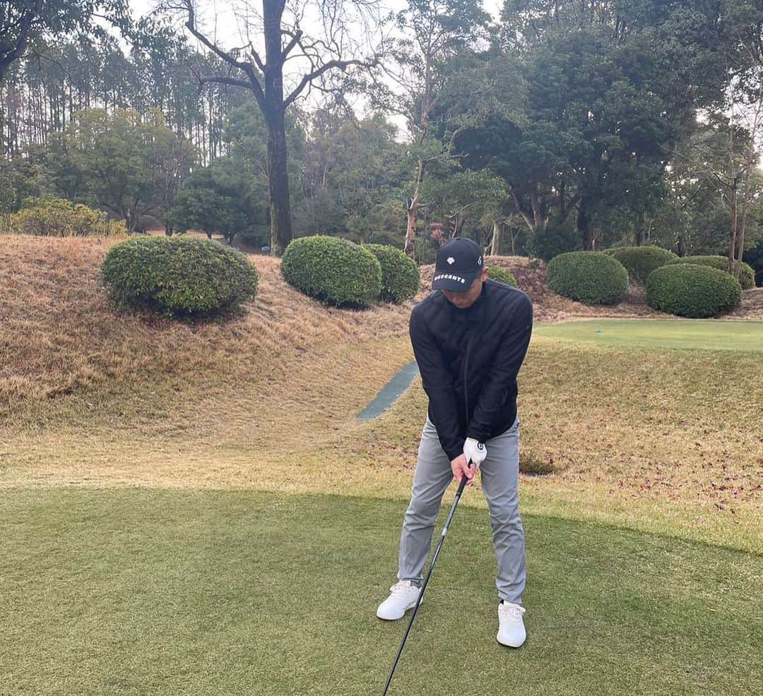 徳永悠平さんのインスタグラム写真 - (徳永悠平Instagram)「らくごるの収録行ってきました⛳️ 楽しかったな〜 いっぱい教えてもらったな〜 贅沢やな〜 ありがとうございました🙇‍♂️🙇‍♂️🙇‍♂️ 是非観てください🙌  来シーズンの選手権はパサージュで開催されるし、お二人の活躍が楽しみです👍  #らくごる  #森末慎二 さん #菊池良子アナ  #葭葉ルミプロ  #櫻井心那プロ  #パサージュ琴海アイランドゴルフクラブ  #パサージュ琴海  #descentegolf #descente」12月25日 10時08分 - yuhei02