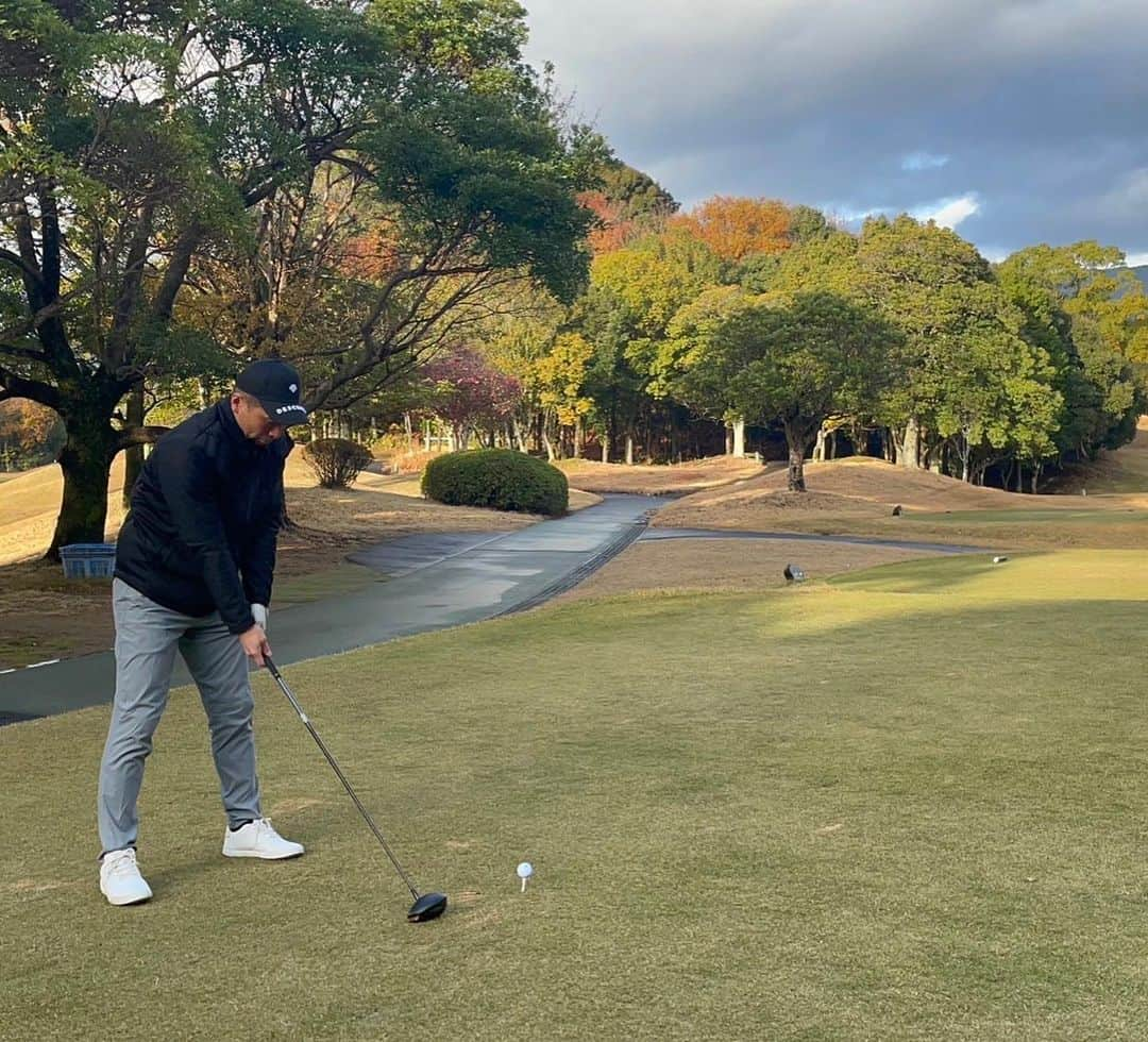 徳永悠平さんのインスタグラム写真 - (徳永悠平Instagram)「らくごるの収録行ってきました⛳️ 楽しかったな〜 いっぱい教えてもらったな〜 贅沢やな〜 ありがとうございました🙇‍♂️🙇‍♂️🙇‍♂️ 是非観てください🙌  来シーズンの選手権はパサージュで開催されるし、お二人の活躍が楽しみです👍  #らくごる  #森末慎二 さん #菊池良子アナ  #葭葉ルミプロ  #櫻井心那プロ  #パサージュ琴海アイランドゴルフクラブ  #パサージュ琴海  #descentegolf #descente」12月25日 10時08分 - yuhei02