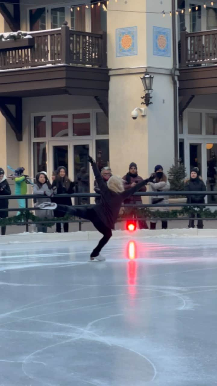 アンバー・グレンのインスタグラム：「Shout out to the Two girls clapping in the back y’all are real ones #christmasshow #iceskating #iceskater #figureskating #figureskater #amberglenn #holidayshow」