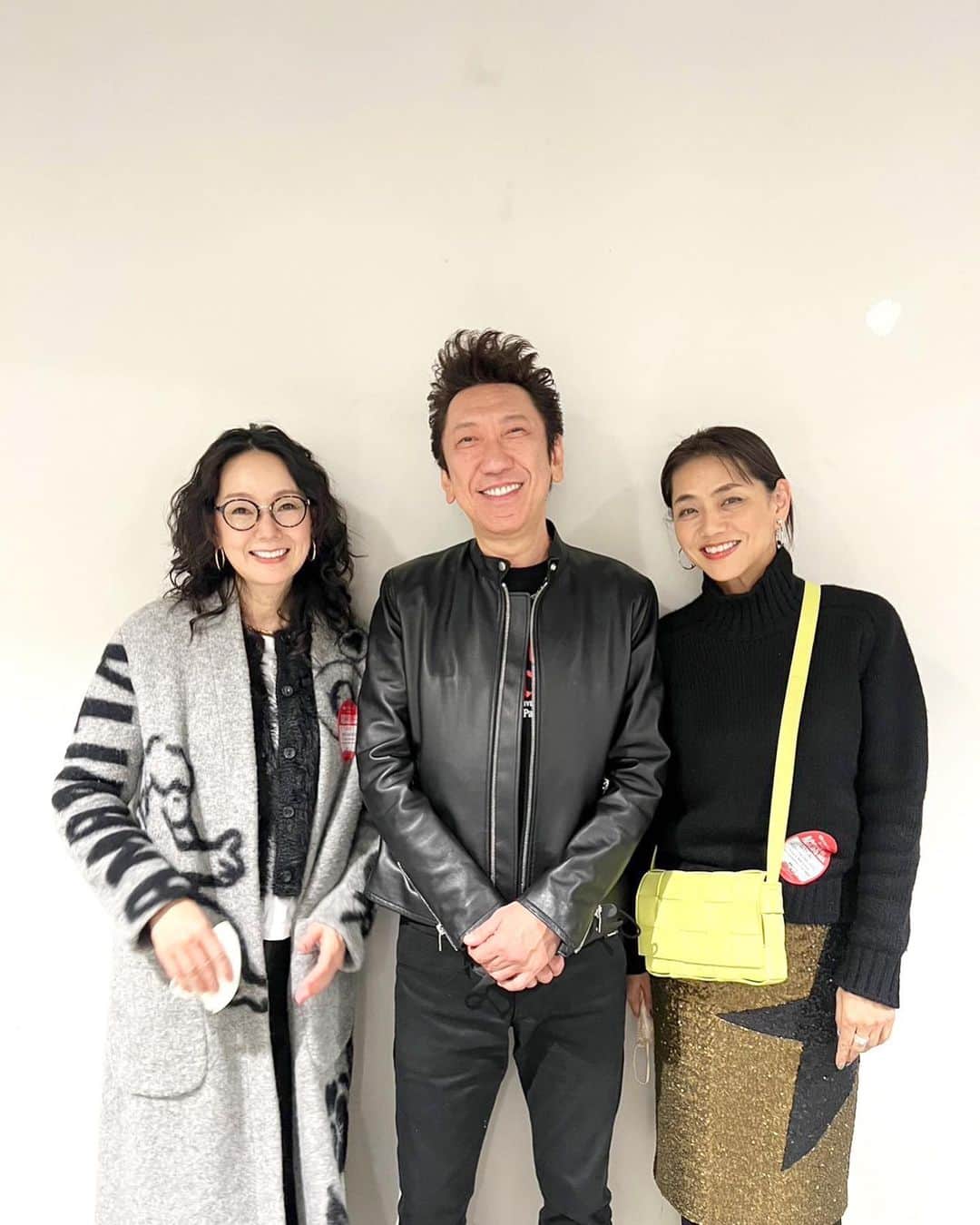 のインスタグラム：「布袋寅泰さんのライブへ‥ @hotei_official   本当〜っにカッコ良いギター、歌、舞台演出✨ ↑私の拙い言葉では表現しきれませんが、一音一音キャッチしたいと思うギターパフォーマンス。感動や高揚感が増してくるライブ！！ 最高でした✨ #布袋寅泰 さんは、ライブ中にイブなのに来てくれてありがとう〜的なことをおっしゃいましたが、何をおっしゃいますやら、こちらこそこんな素敵な夜をありがとうございます🙇‍♀️🌹  @maenorichang  #前田典子 ちゃんの車に乗って車内で最近起こった楽しいエピソードの真相を話し大笑いしながら千葉の幕張へ。 幸せな今年の締めくくりライブとなりましたよ♥️ @anteprima_japan のバッグには気分に合わせたファンキーなキャラクターをつけて行きました😂  可愛い素敵な @nanasecat  #相川七瀬 ちゃんにもお会いできて、来年２月の恒例ライブのお約束も出来て音楽関係の楽しい企画がまた出来ました！  実は今年はプライベートで、音楽に力を入れていた年でした✨ ボイトレ、曲作り、仮歌を入れたり、、なので 素晴らしい方々のライブは身に沁みますし周りの人や音楽にも救われた年でした👍 音楽に関しては来年ゆっくりと形に出来たら良いなと思っていますので、またお知らせさせてくださいね🙇‍♀️  #クリスマスイブ  #布袋寅泰 様 #ありがとう  #ライブ  #音楽の力」