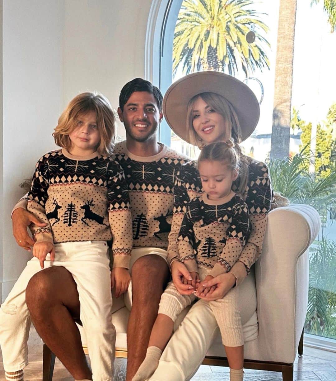 カルロス・ベラさんのインスタグラム写真 - (カルロス・ベラInstagram)「Merry Christmas 🫶」12月25日 10時42分 - carlosv11_