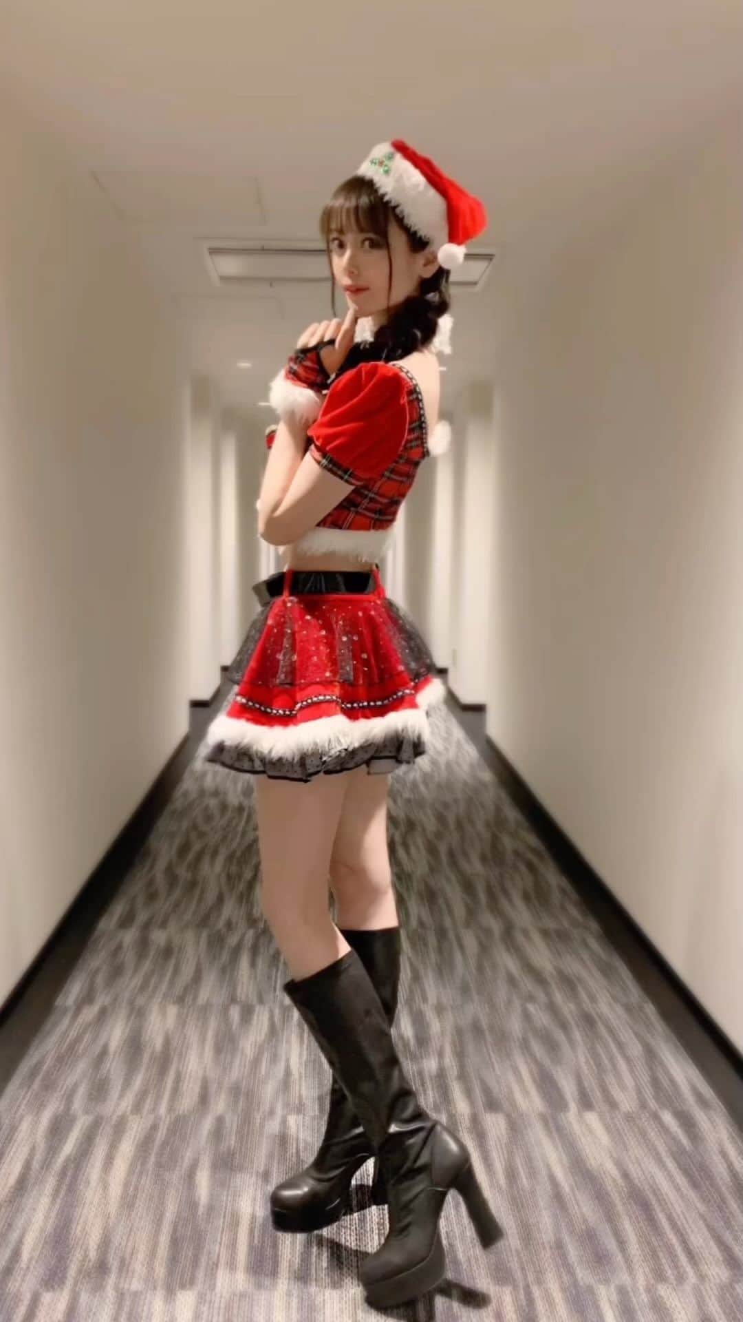 のインスタグラム：「メリクリ🤶❤️  サンタさんきた？ はせめぐサンタ今向かってるよー🎄😆😆  @malymoon1991  #クリスマス #Xmas #メリークリスマス #メリクリ #MerryXmas #サンタ #サンタクロース #サンタコス  #サンタコスプレ  #ミニスカサンタ #高身長　#高身長女子　#172cm  #レースクイーン」