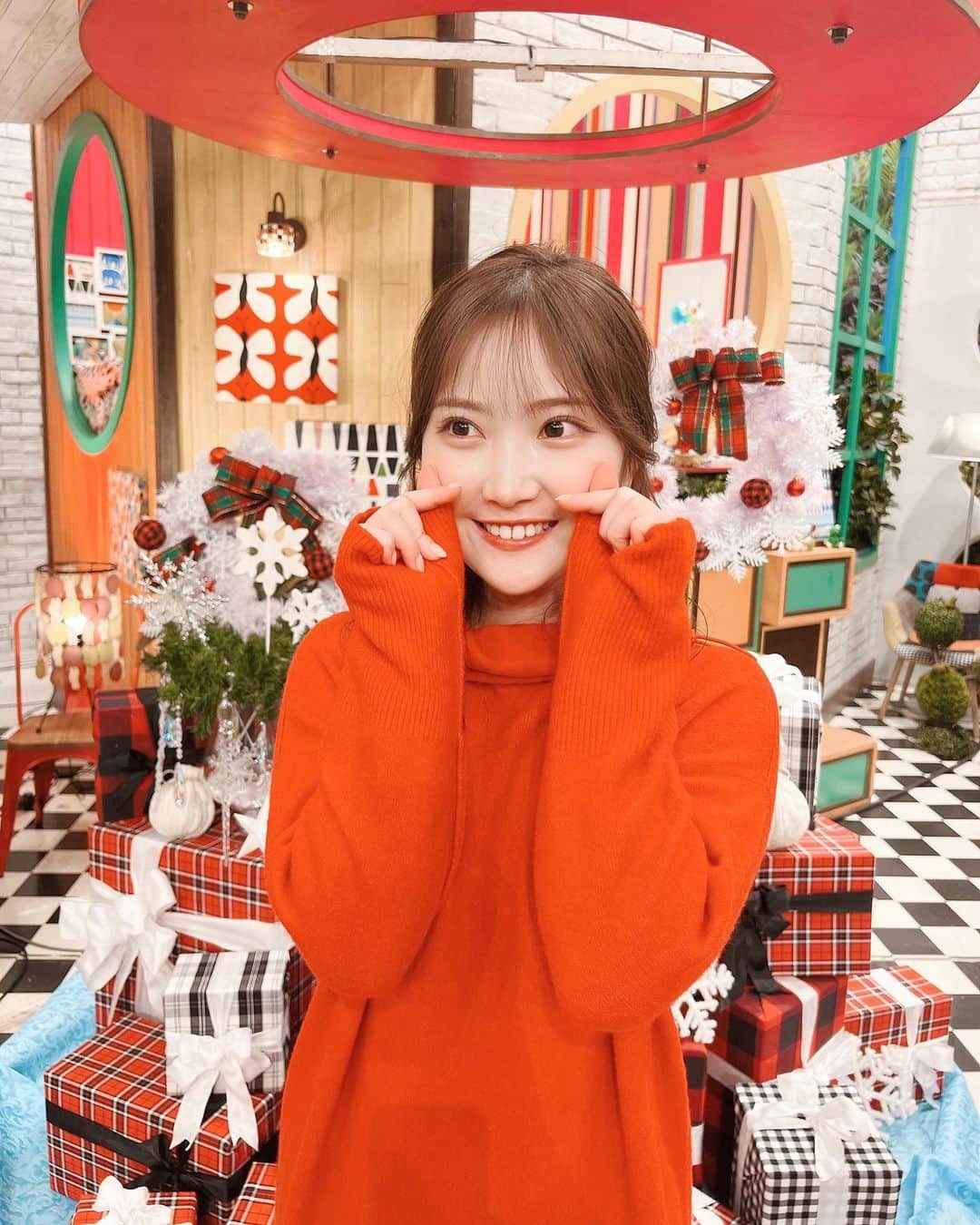 のインスタグラム：「. Merry Xmas🎄🎅  王様のブランチ放送後 名残惜しくておしゃべりしてたら  まっちゃんが キュンポーズ🫰似合いそうな服〜💓 って褒めてくれて すぐさま写真撮りました😂  いつもポーズに迷っちゃうから 助かった〜😚  昨日は現場にて サプライズありのお祝いありので 幸せ満たされました〜😍  #クリスマスコーデ #レッドニット🧶 #雪だるまヘア⛄️ . . . .」