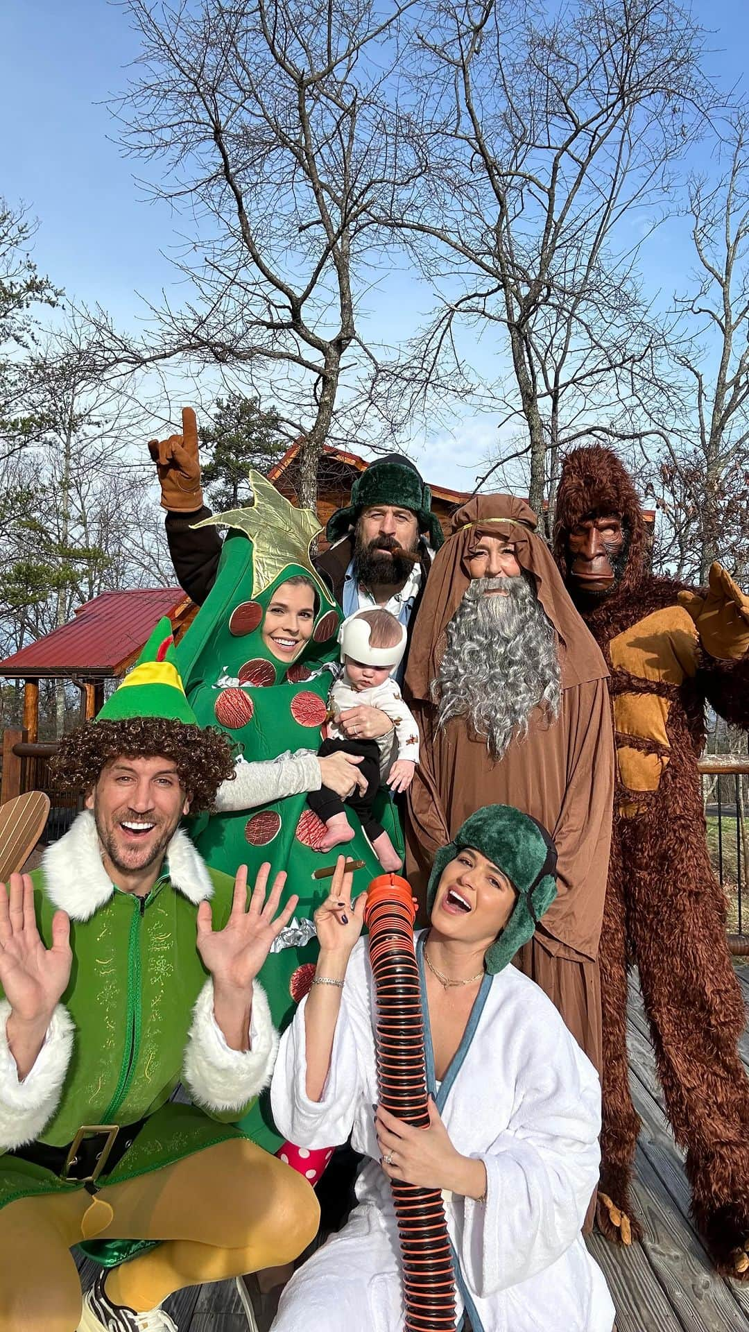 ジョーダン・ロジャースのインスタグラム：「Our family Christmas Tradition: 1) Draw names. 2) Dress up the person you draw in an embarrassing (sometimes) Christmas Themed costume. 3) Pick a VERY public place to go out and pay off the embarrassment!   Merry Christmas 🎄 From our whacky family to yours!」